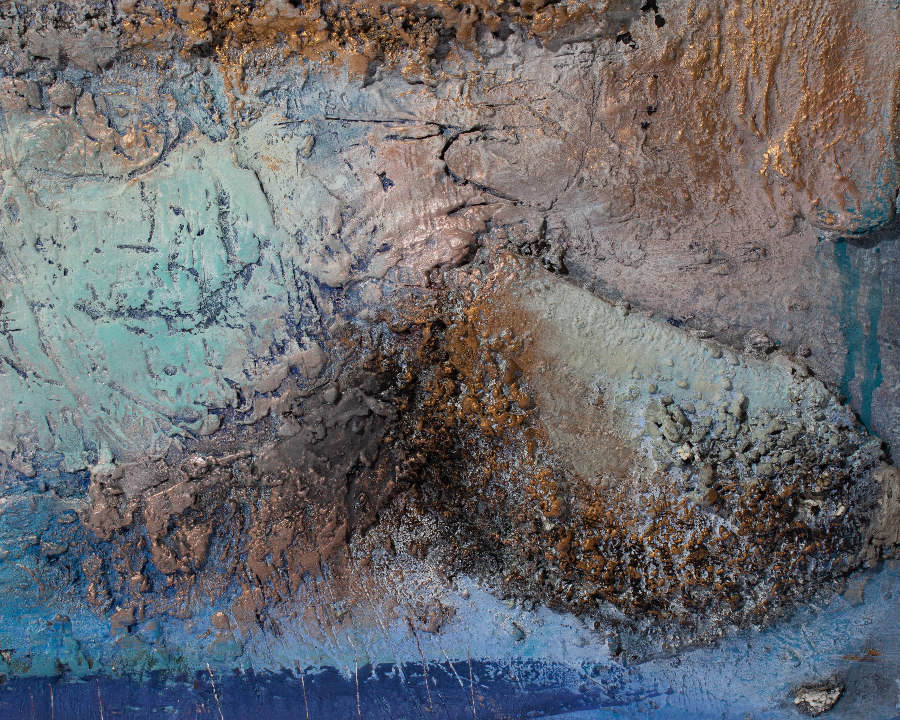 Eine Wandmontage aus verschiedenen Medien mit dem Titel Blue Encrustation #2 der amerikanischen Künstlerin Juliet Holland (1937-2017). Holland verwendete ein Palimpsest aus Farbe, Harz und Holz, um diese abstrakte Wandmontage zu schaffen. Der