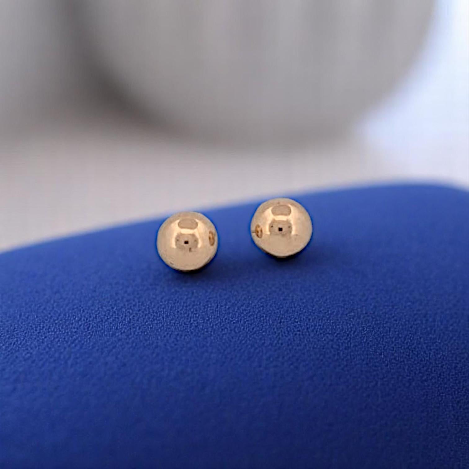 Los Pendientes Julietta ofrecen un lujo discreto con sus bolas de oro amarillo de 14 quilates macizo de 1,5 mm sobre postes seguros. Estos básicos ingrávidos ofrecen el equilibrio perfecto entre presencia y sutileza: ideales para oídos sensibles,