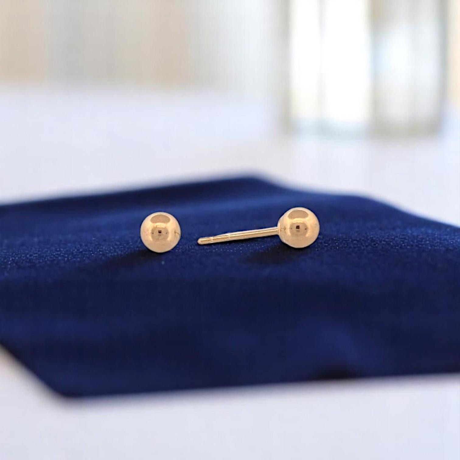 Pendientes de oro Julietta - Pendientes de oro amarillo de 14 quilates con bola de 1,5 mm Artesano en venta