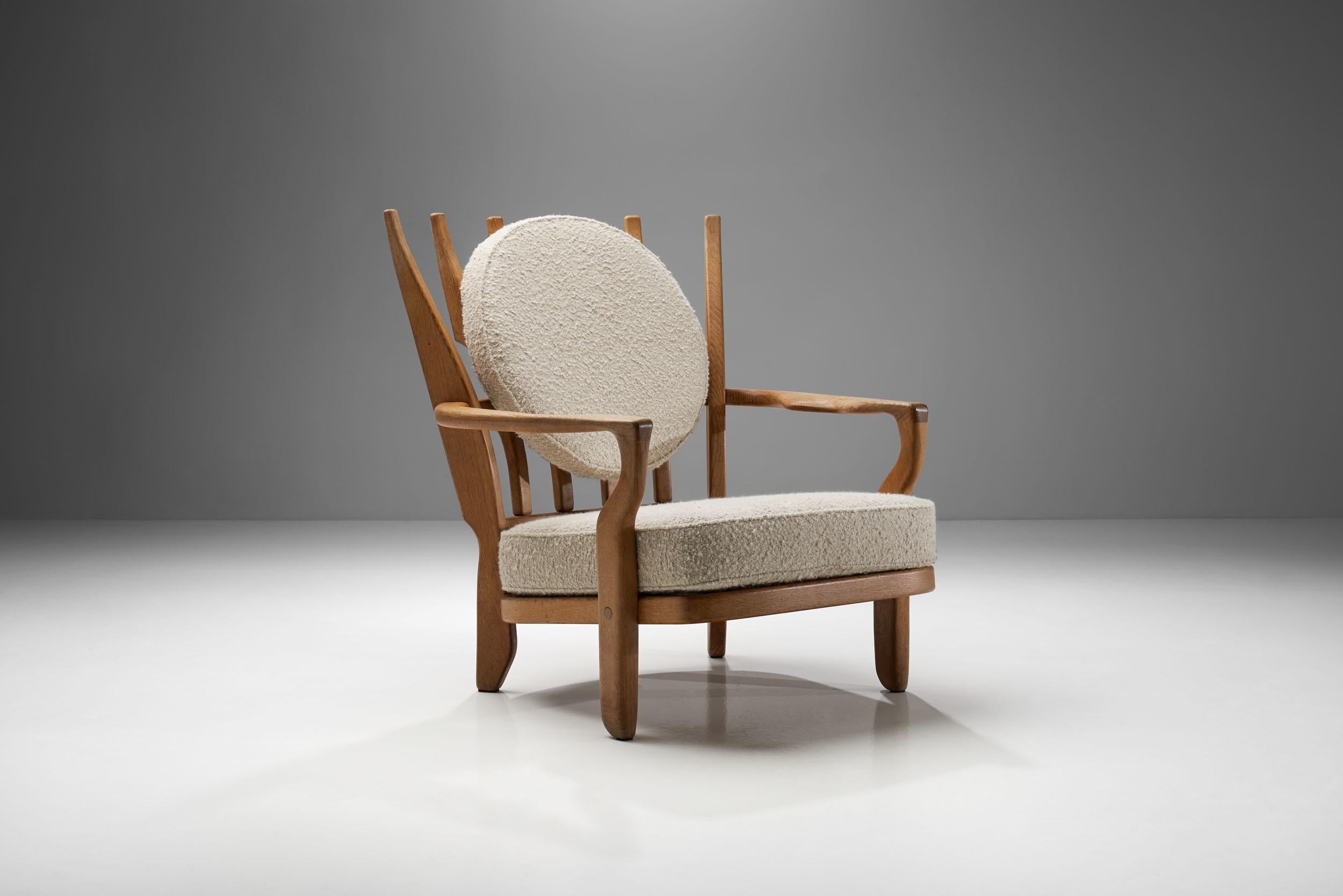 The Guillerme et Chambron ‘Juliette’ armchair display a beautiful contrast between the light wooden oak frame and the elegant sand colored fabric of the cushions. With a solid wooden frame, the support for the back is made with six wooden spindles