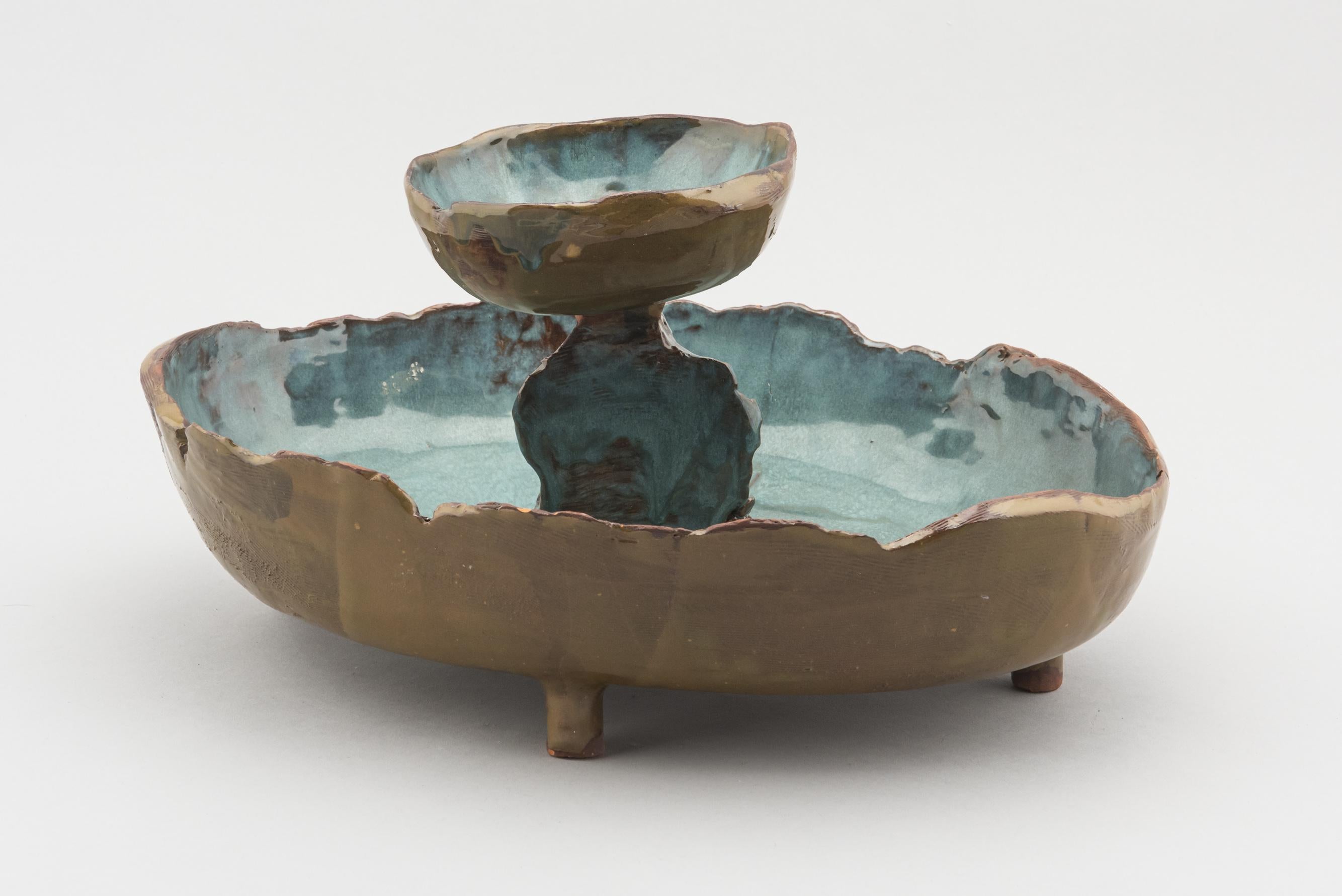 Rare and unique piece.
Elegant two-storey dish in chamotte clay resting on three small cylindrical feet. Turquoise blue enamel on brown tones,
circa 1970.