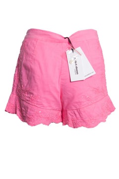 Juliette Dunn, Pantalones cortos rosas con bordados.