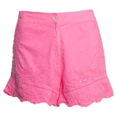Juliette Dunn, Pantalones cortos rosas con bordados.