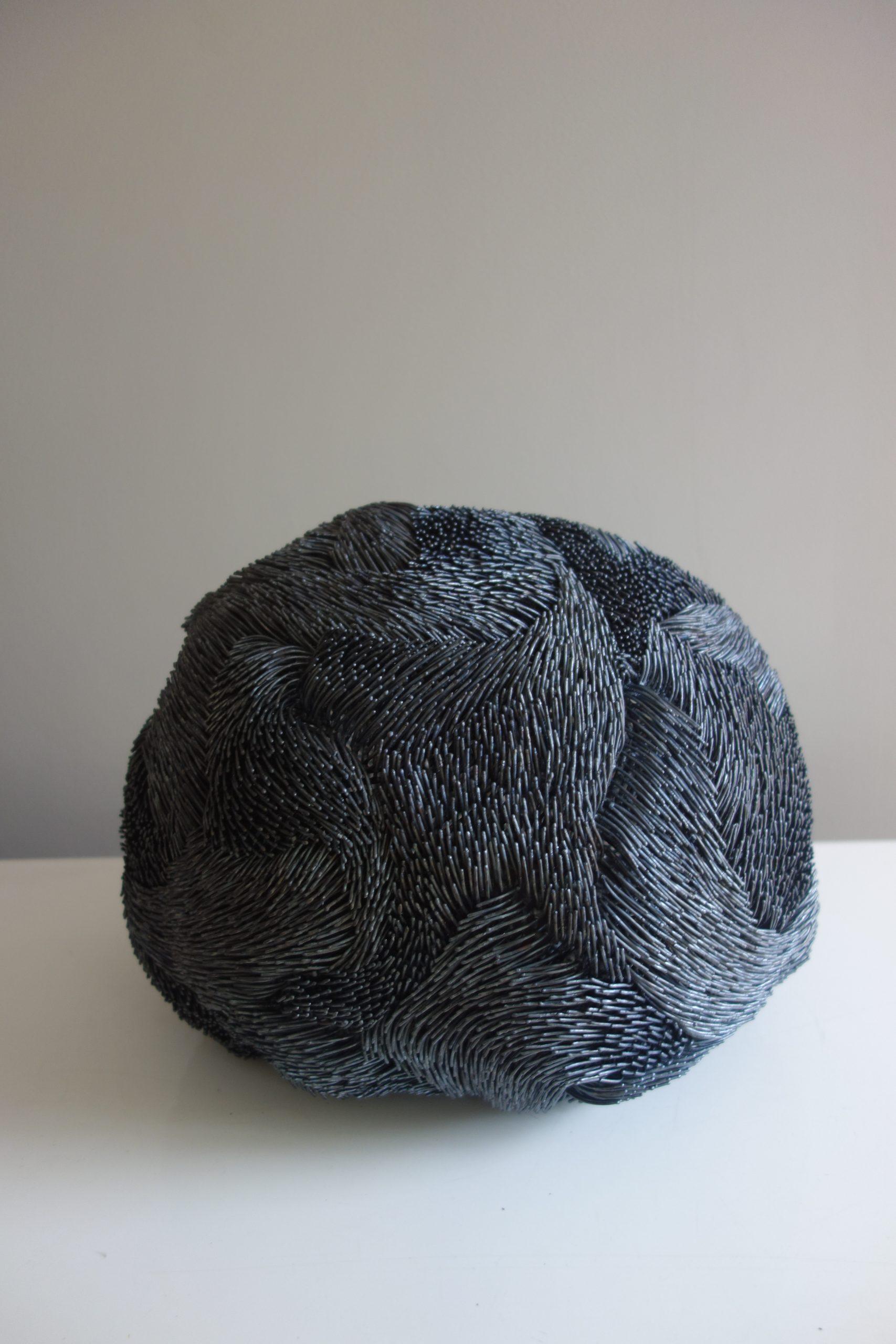 Dans cette sculpture en métal 3d délicatement soudée, Juliette Frescaline capture le mouvement des herbes qui poussent sur une plaque recyclée fabriquée par l'homme. La nature reprend le dessus dans cette sculpture au titre astucieux 