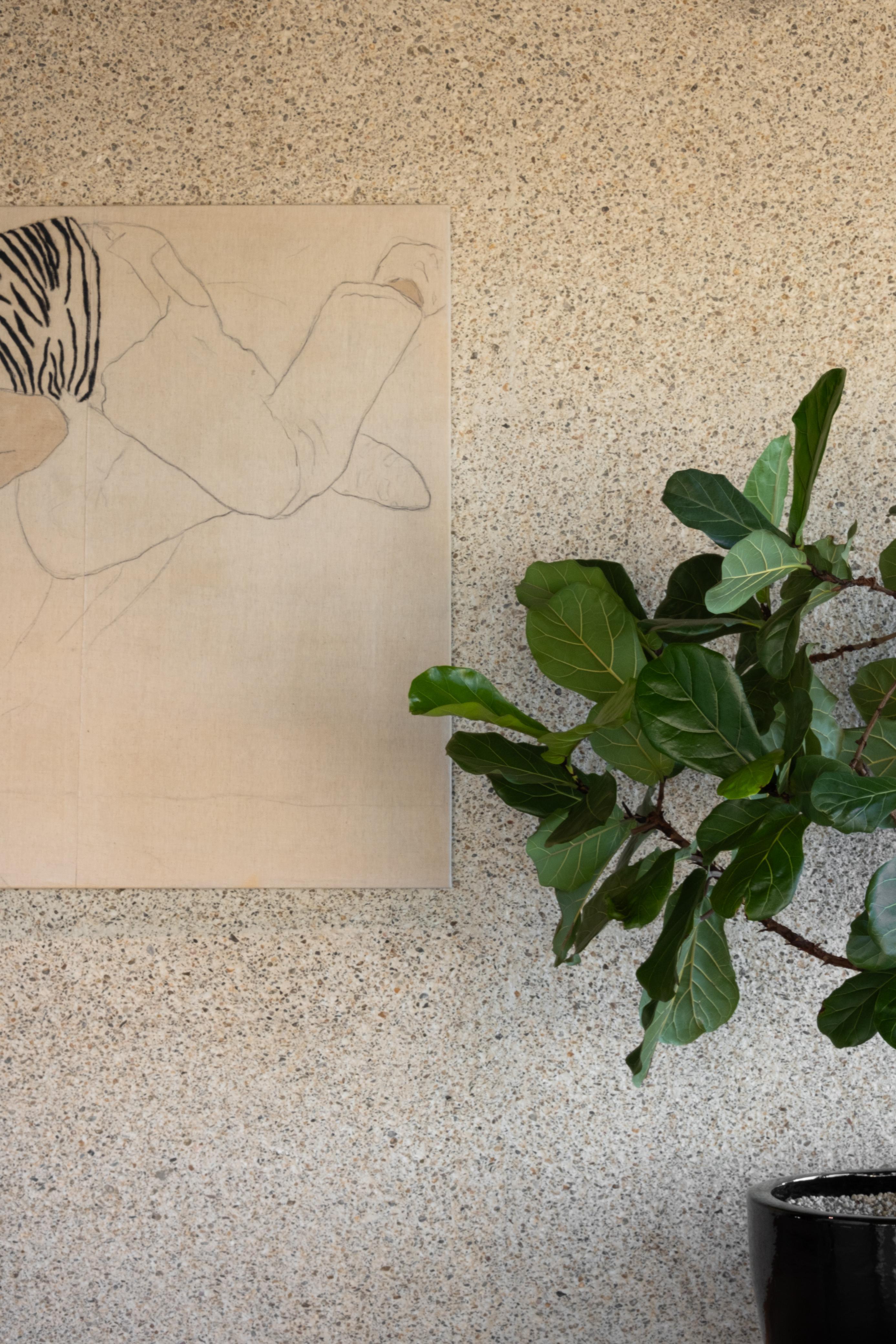 Juliette Lemontey (1975, Metz, Francia) es una artista francesa afincada en Arlés. Su obra es una exploración íntima de la presencia humana, que capta tanto el peso como la fragilidad del cuerpo a través de retratos delicados e introspectivos.
