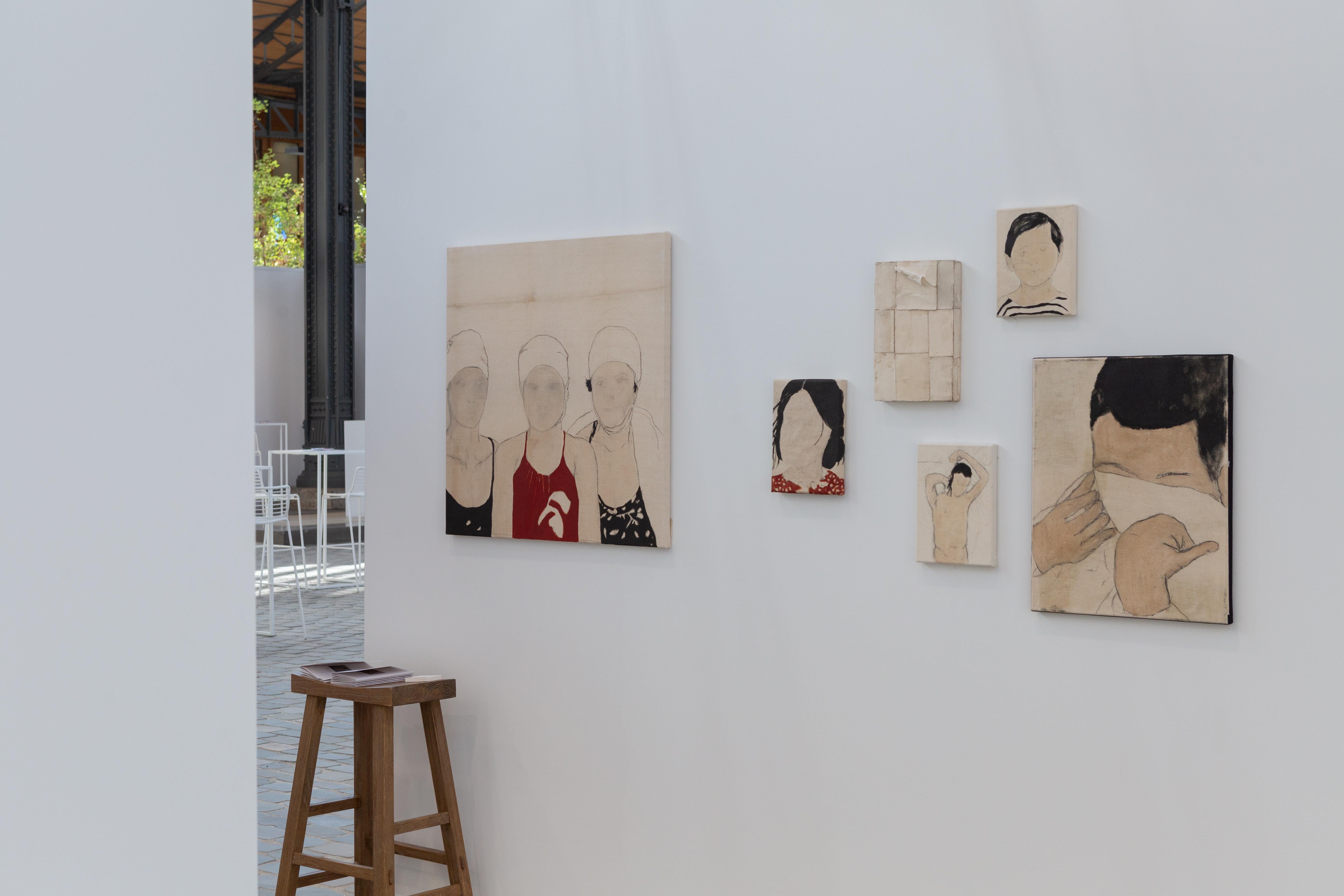 Juliette Lemontey (geb. 1975, Metz, Frankreich) ist eine französische Künstlerin, die in Arles lebt. Ihre Arbeit ist eine intime Erkundung der menschlichen Präsenz, die sowohl das Gewicht als auch die Zerbrechlichkeit des Körpers durch zarte,