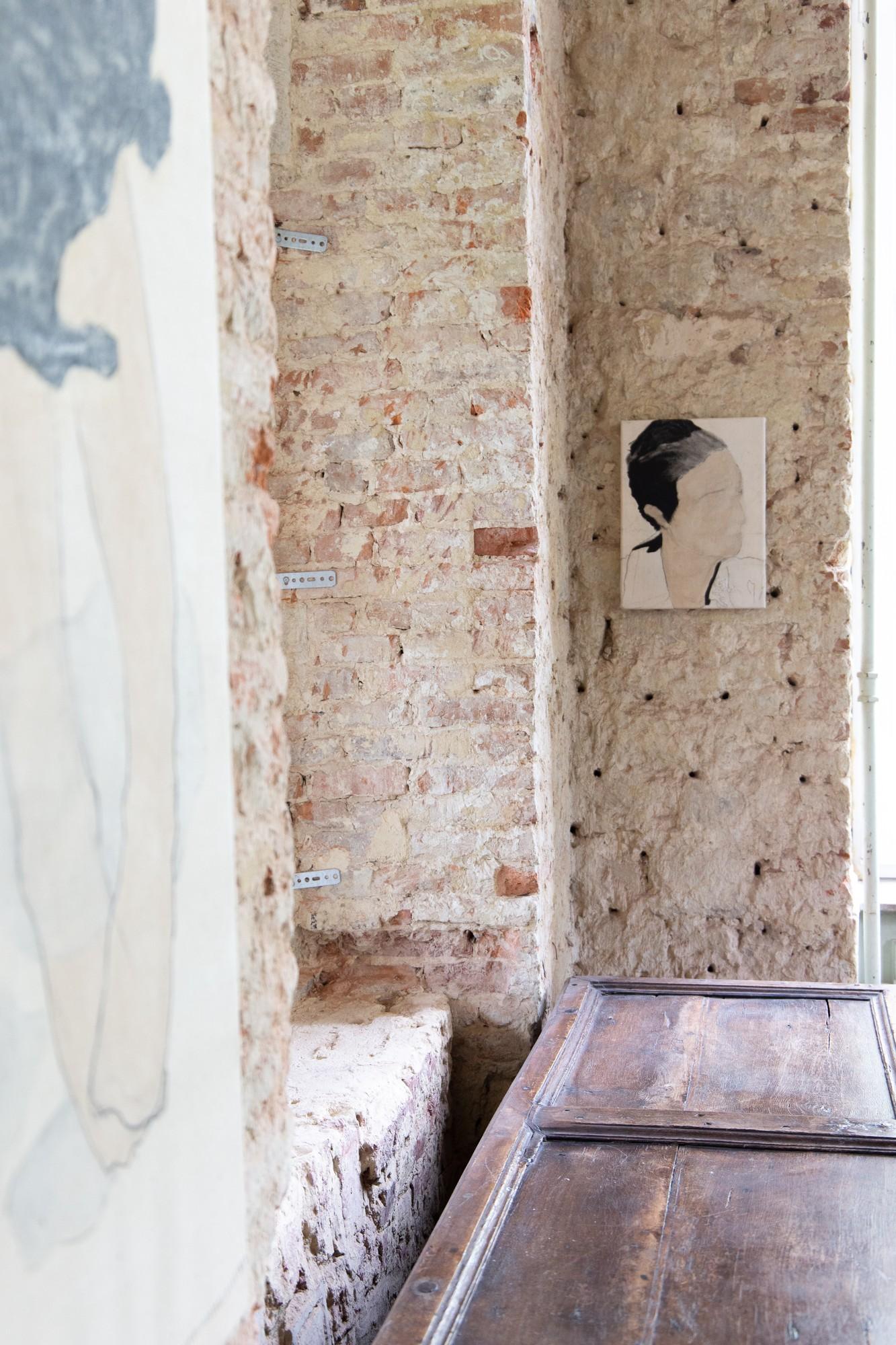Juliette JULIETTE (née en 1975 à Metz, France) est une artiste française basée à Arles. Son travail est une exploration intime de la présence humaine, capturant à la fois le poids et la fragilité du corps à travers des portraits délicats et
