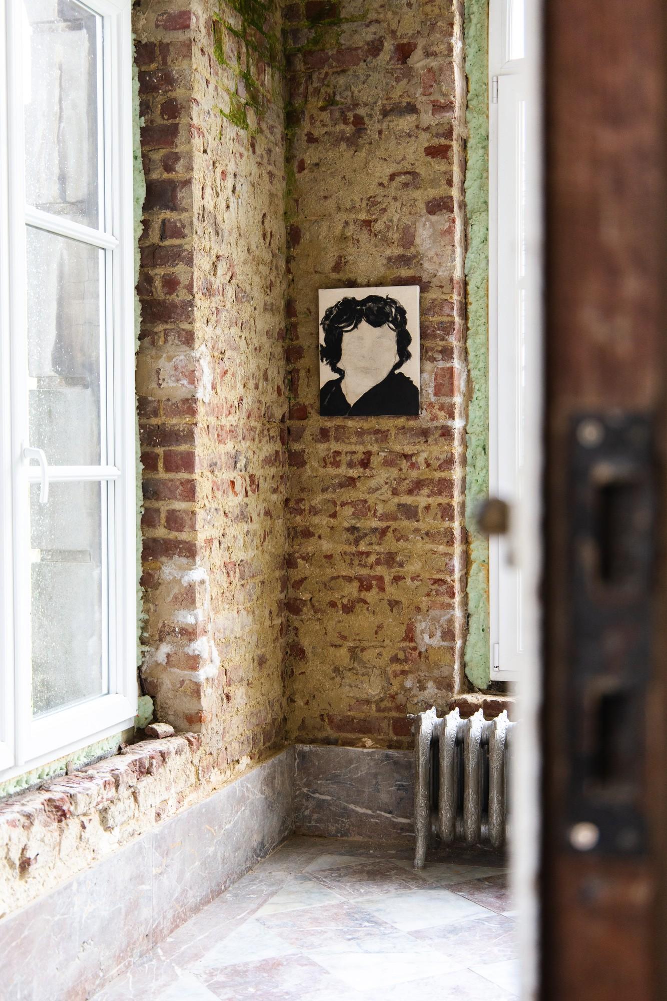 Juliette JULIETTE (née en 1975 à Metz, France) est une artiste française basée à Arles. Son travail est une exploration intime de la présence humaine, capturant à la fois le poids et la fragilité du corps à travers des portraits délicats et