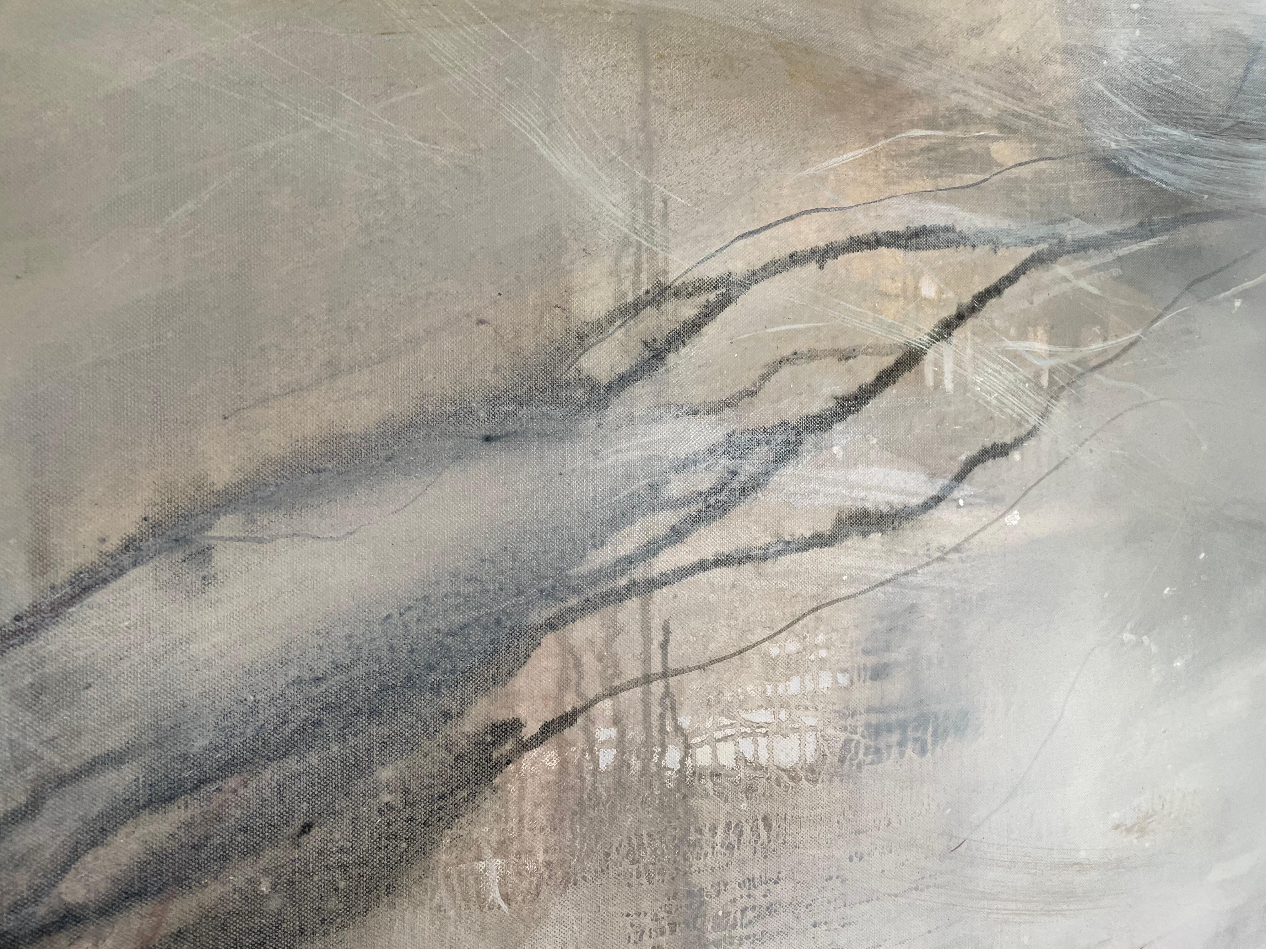 Juliette Paull hat eine neue Kollektion abstrakter Gemälde geschaffen, die das Kestle Barton diesen Juni mit einem fließenden Gefühl von Tiefe und Dynamik erfüllen wird. In ihrem neuen Werk verwendet Paull Farbe und die Tätigkeit des Malens, um ihr