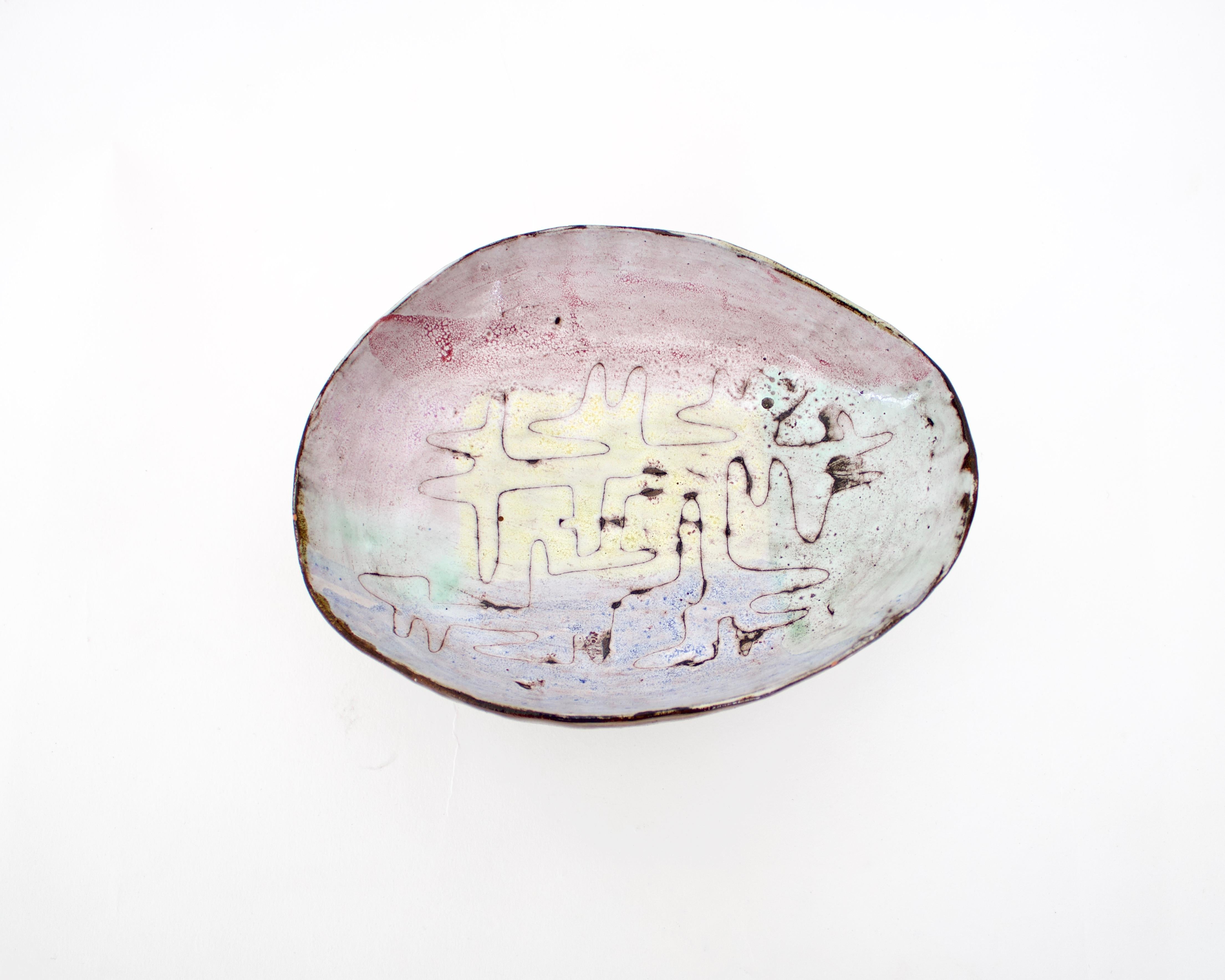 Juliette Rivier French ceramic artist vide poche with abstract drawing in the interior.
Signature on underside. In good vintage condition commensurate with age. A playful hand formed and decorated vide poche. 
About the Artist: Jean and Juliette