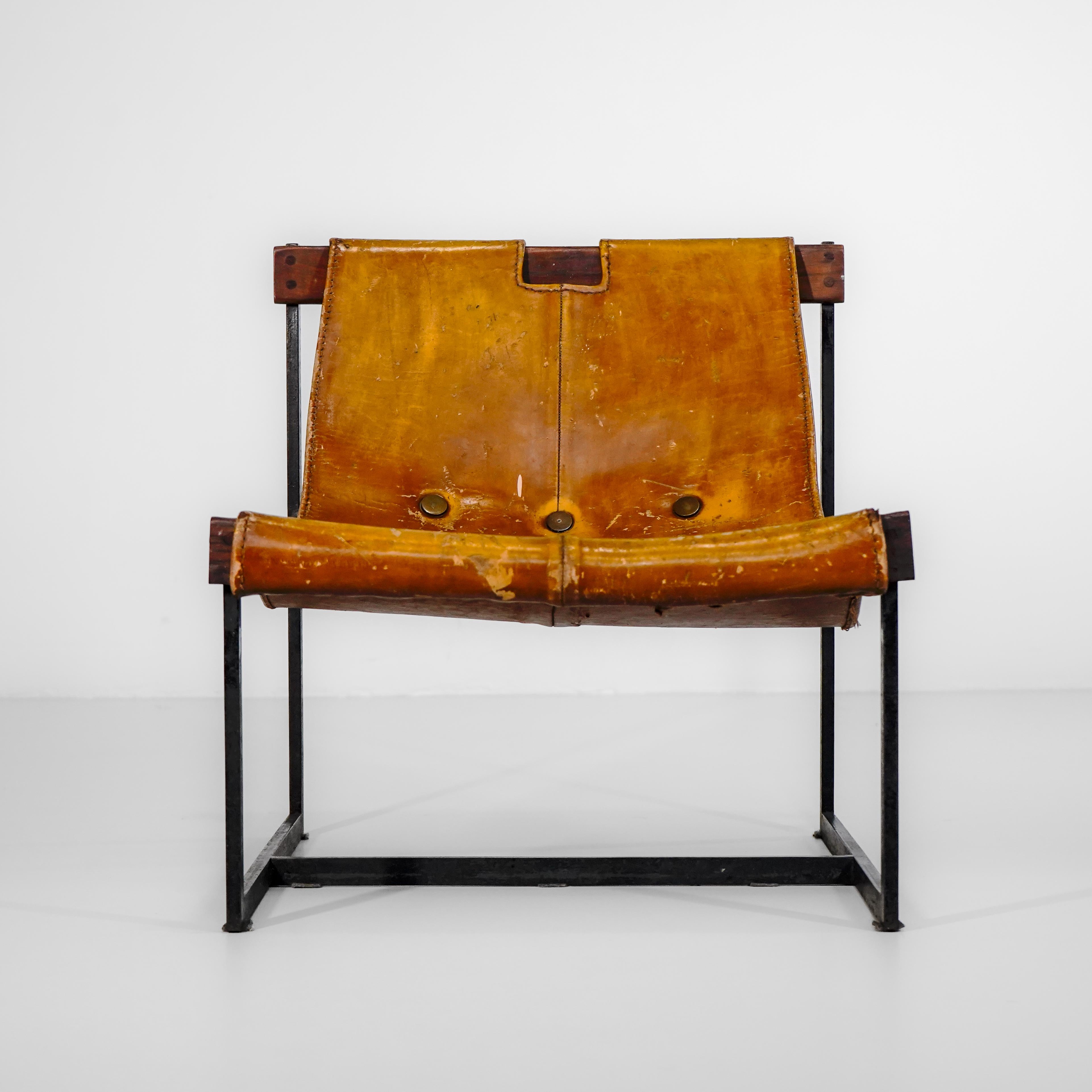 The Julio Roberto Katinsky Sling Chair, designed in 1959, is a notable example of Brazilian modern furniture design. Originally created to fulfill a private commission, this chair showcases Katinsky’s innovative approach to combining materials and