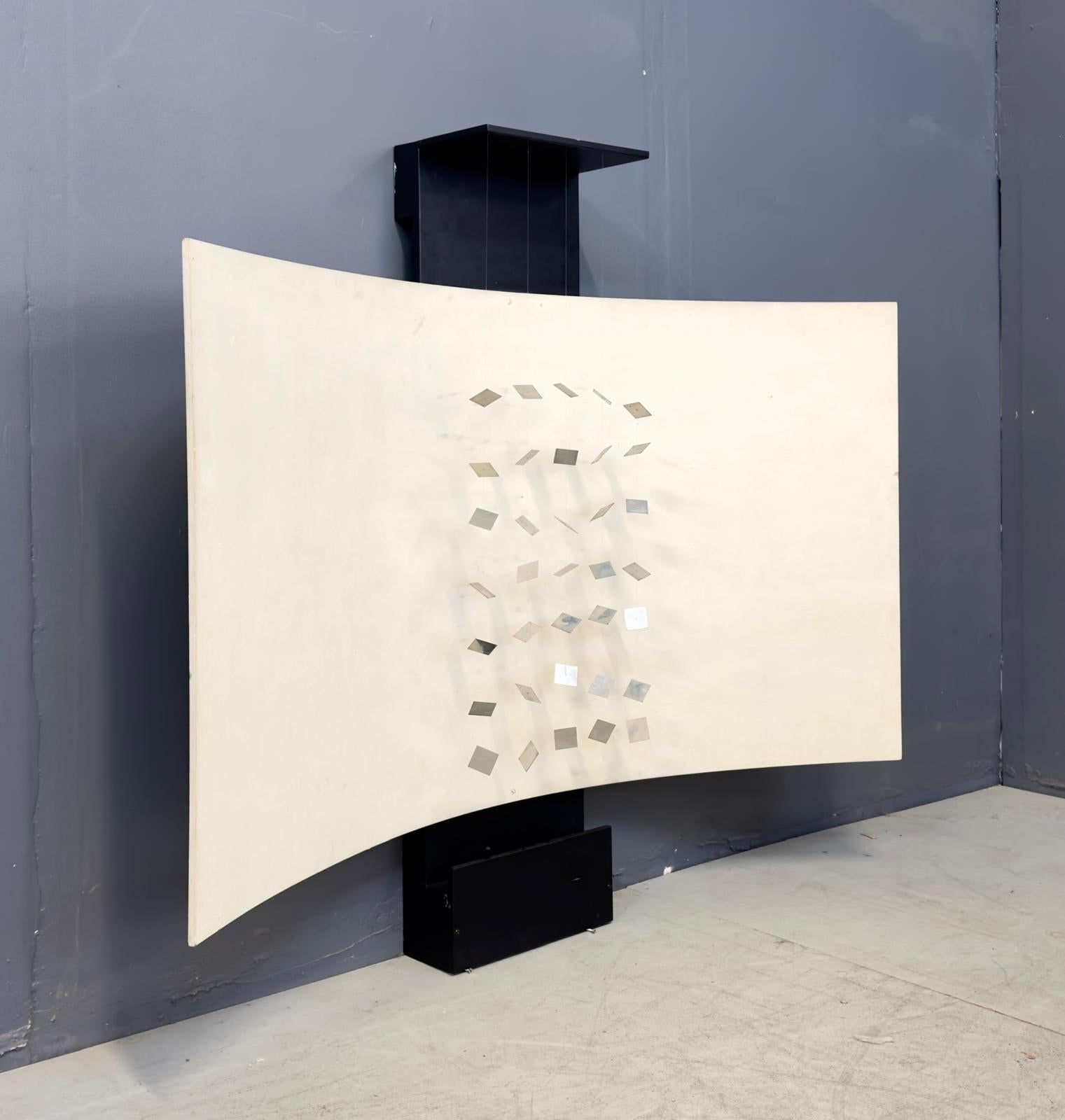 Rare lampe Modèle Continuelle Lumiere, structure en métal et bois. Publié par Dino Gavina et la Galerie Denise René, Italie, 1968
L'étiquette Gavina est présente.
Les expériences de Julio Le Parc avec l'abstraction géométrique, la lumière et la