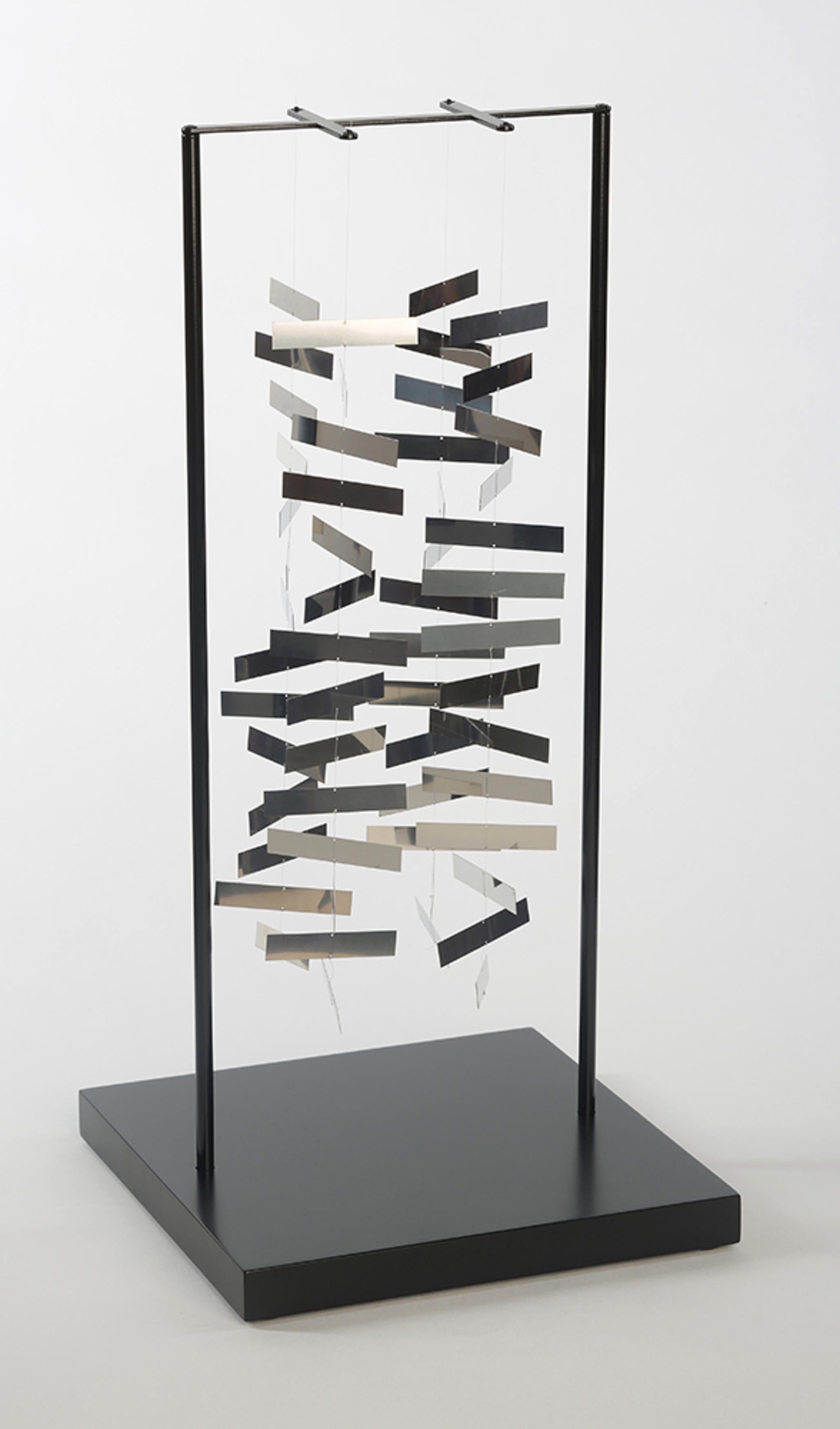 Mobile rectangle dans l'espace - Sculpture by Julio Le Parc
