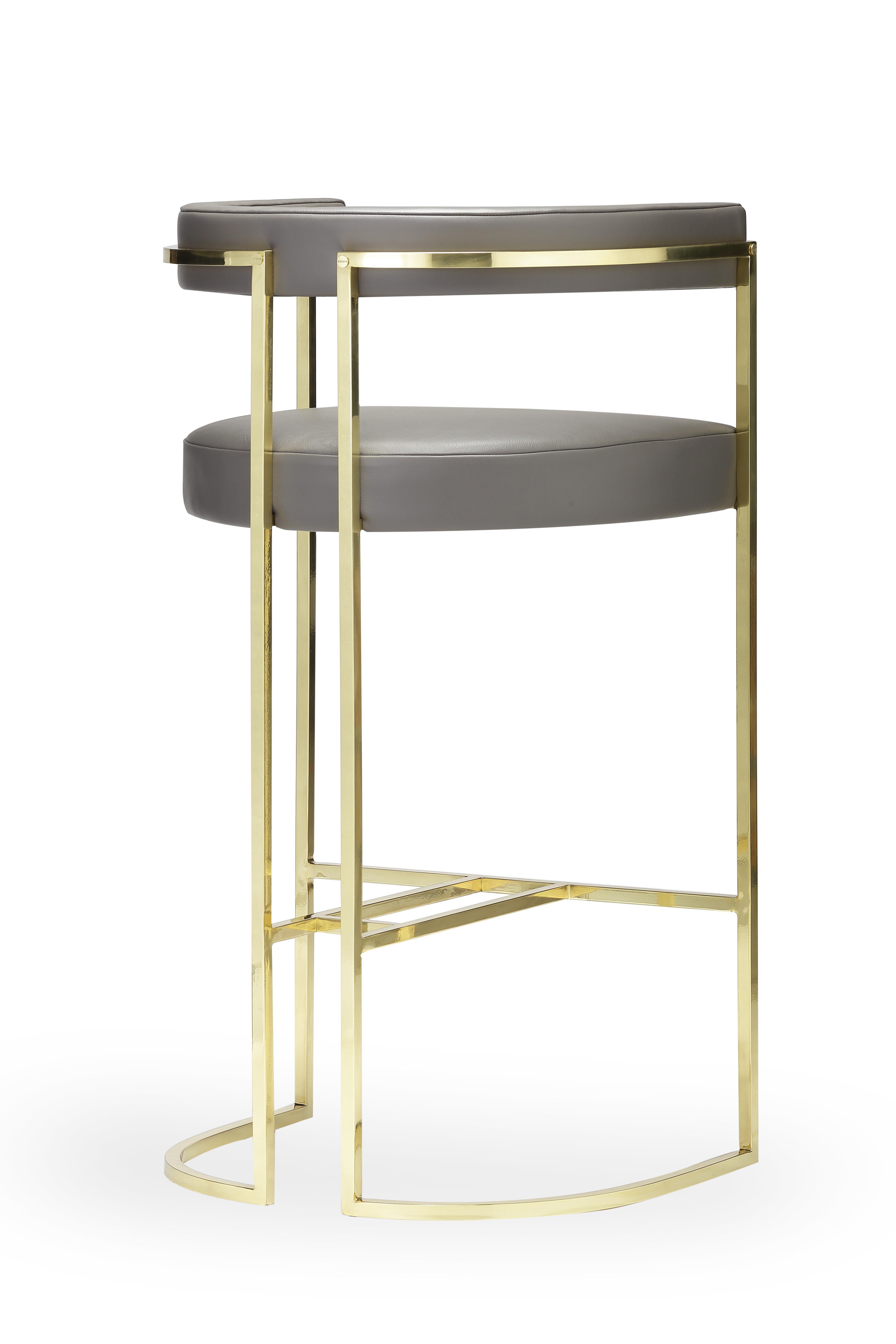 Tabouret de bar Julius, structure en laiton, fabriqué à la main au Portugal par Duistt

Le tabouret de bar JULIUS est une pièce de luxe intemporelle et discrète. Construit avec des matériaux nobles comme le laiton et le cuir. Une chaise de bar