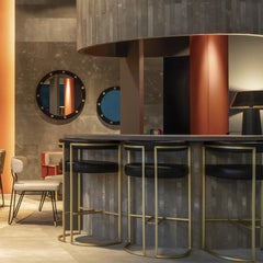 Sgabello da bar Julius, Seduta in pelle, Struttura in ottone, opzione COM/COL, Portogallo