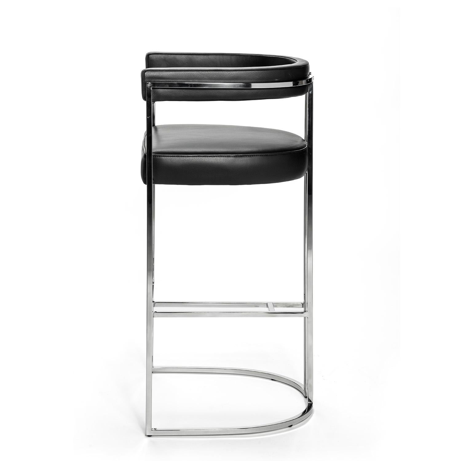 Le tabouret de bar Julius est une pièce de luxe intemporelle et discrète. Fabriqués avec un grand souci du détail et des matériaux nobles tels que l'acier inoxydable et le cuir. Un tabouret de bar à la fois élégant et intemporel, parfait pour orner