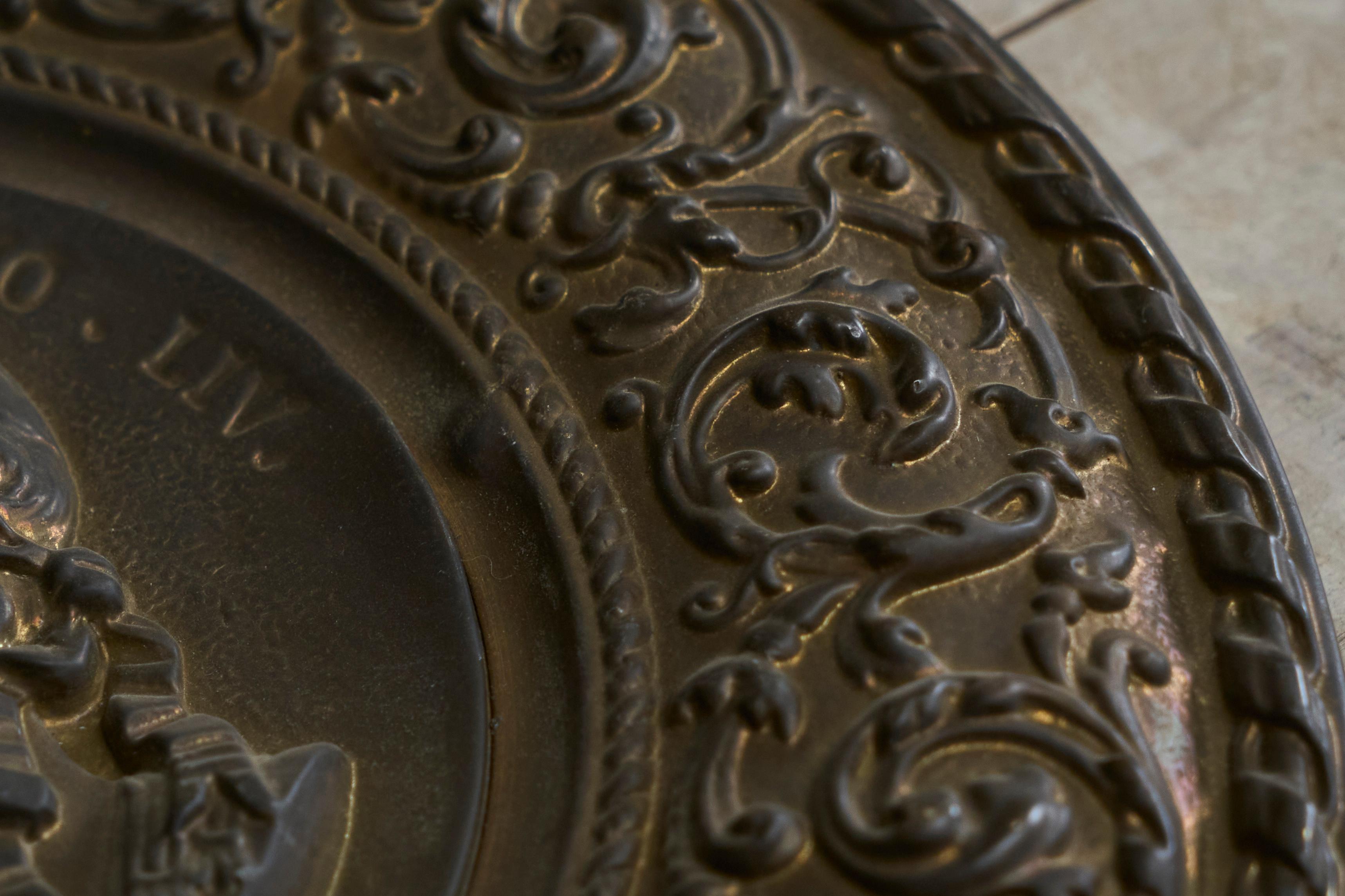 Julius Caesar Neoklassisches Repoussé aus patiniertem Kupfer 19. im Angebot 4