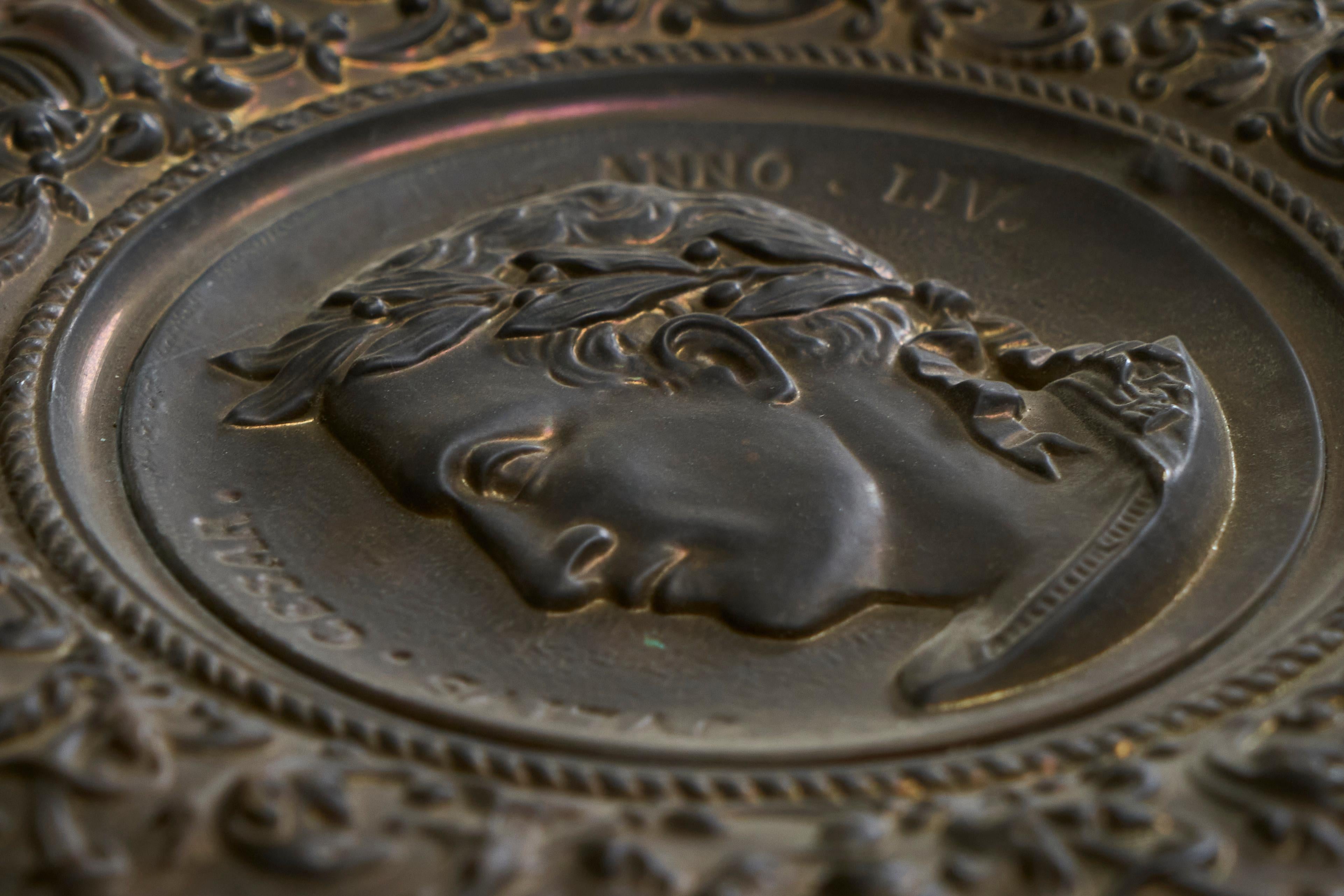 Julius Caesar Neoklassisches Repoussé aus patiniertem Kupfer 19. im Angebot 5