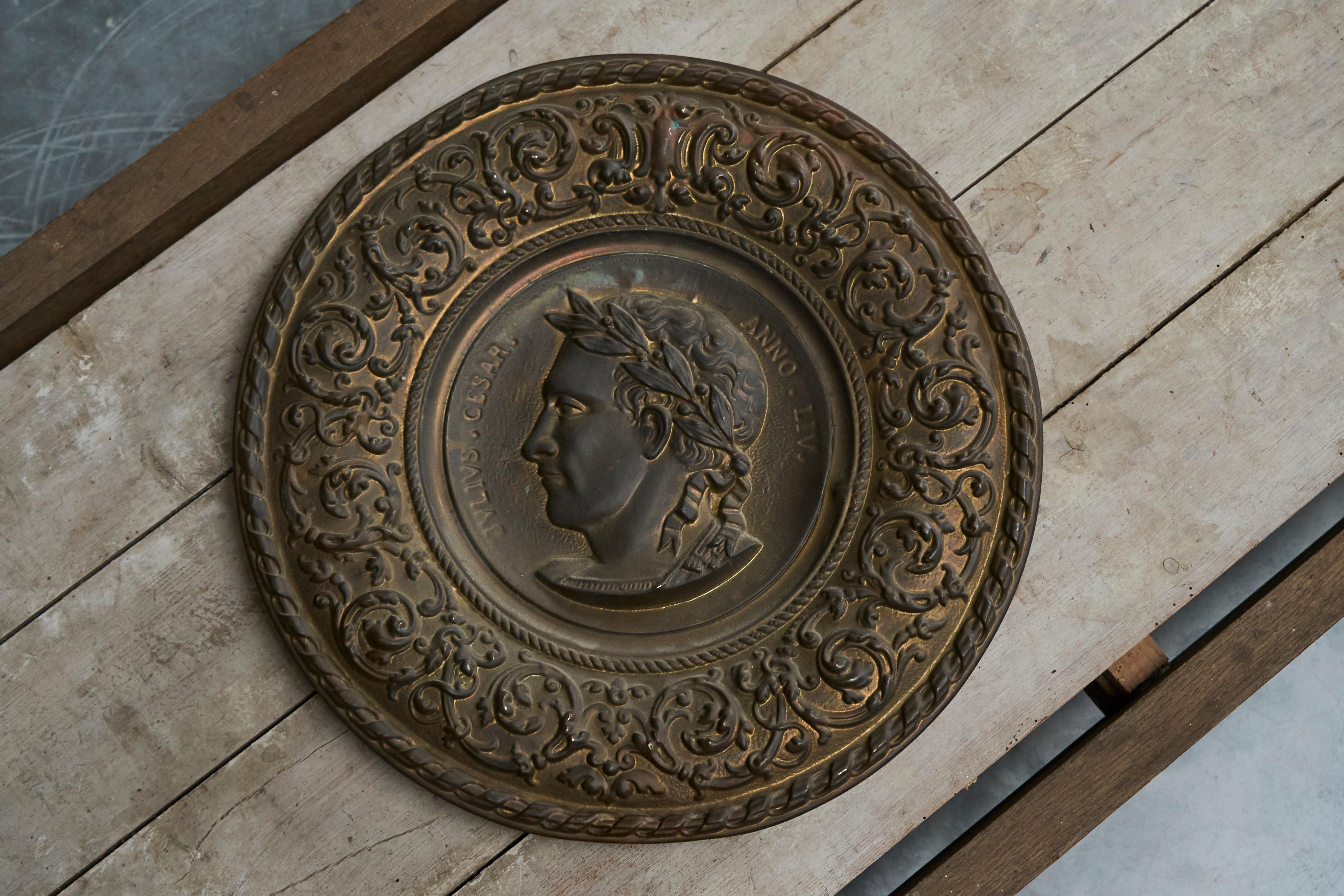 Julius Caesar Neoklassisches Repoussé aus patiniertem Kupfer 19. Jahrhundert.

Ein wunderschönes neoklassizistisches (Wand)-Repoussé aus patiniertem Kupfer. Auch als Tafelaufsatz oder Basrelief auf Ihrem Tisch oder Schrank geeignet. Elegant und