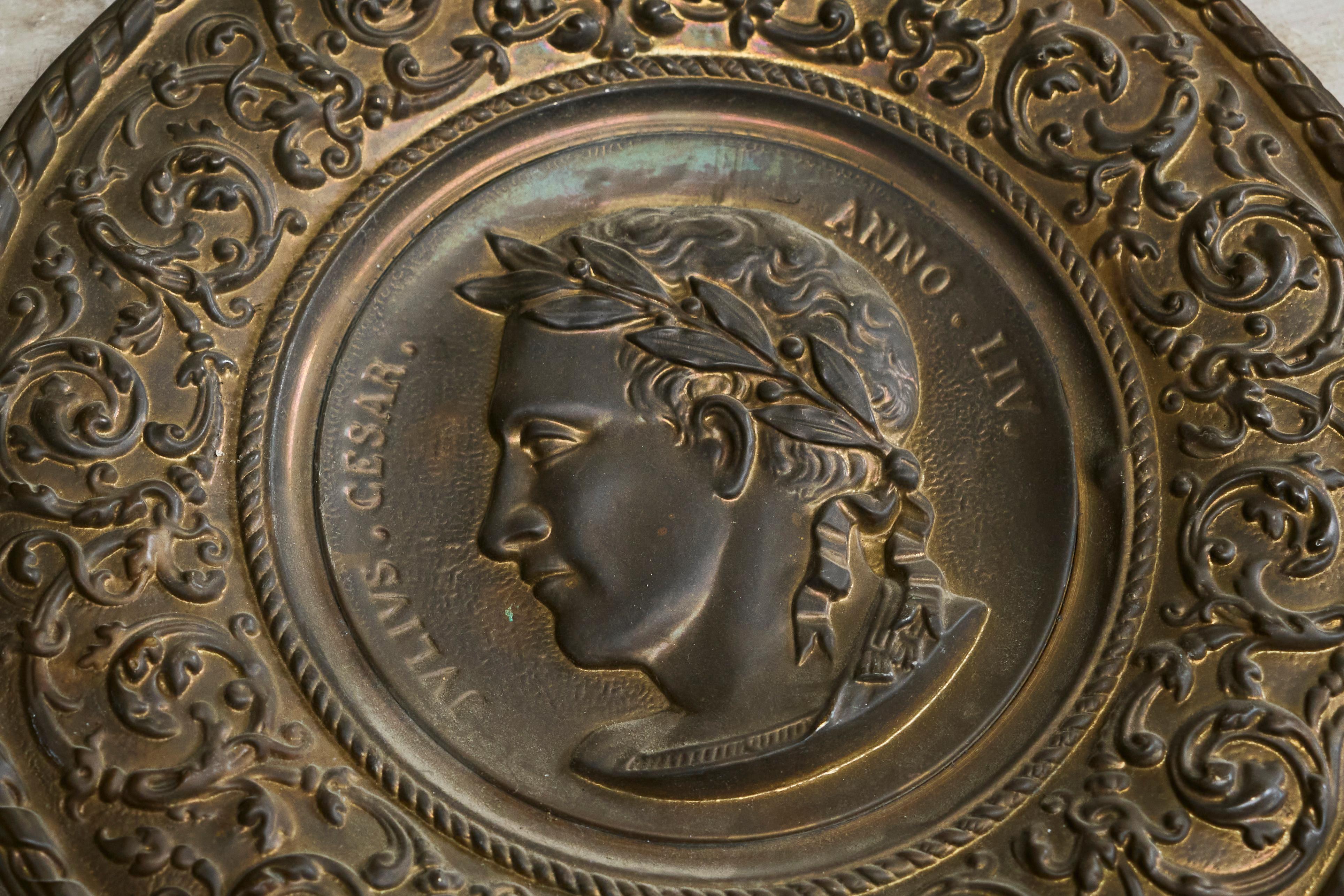 Julius Caesar Neoklassisches Repoussé aus patiniertem Kupfer 19. (Handgefertigt) im Angebot