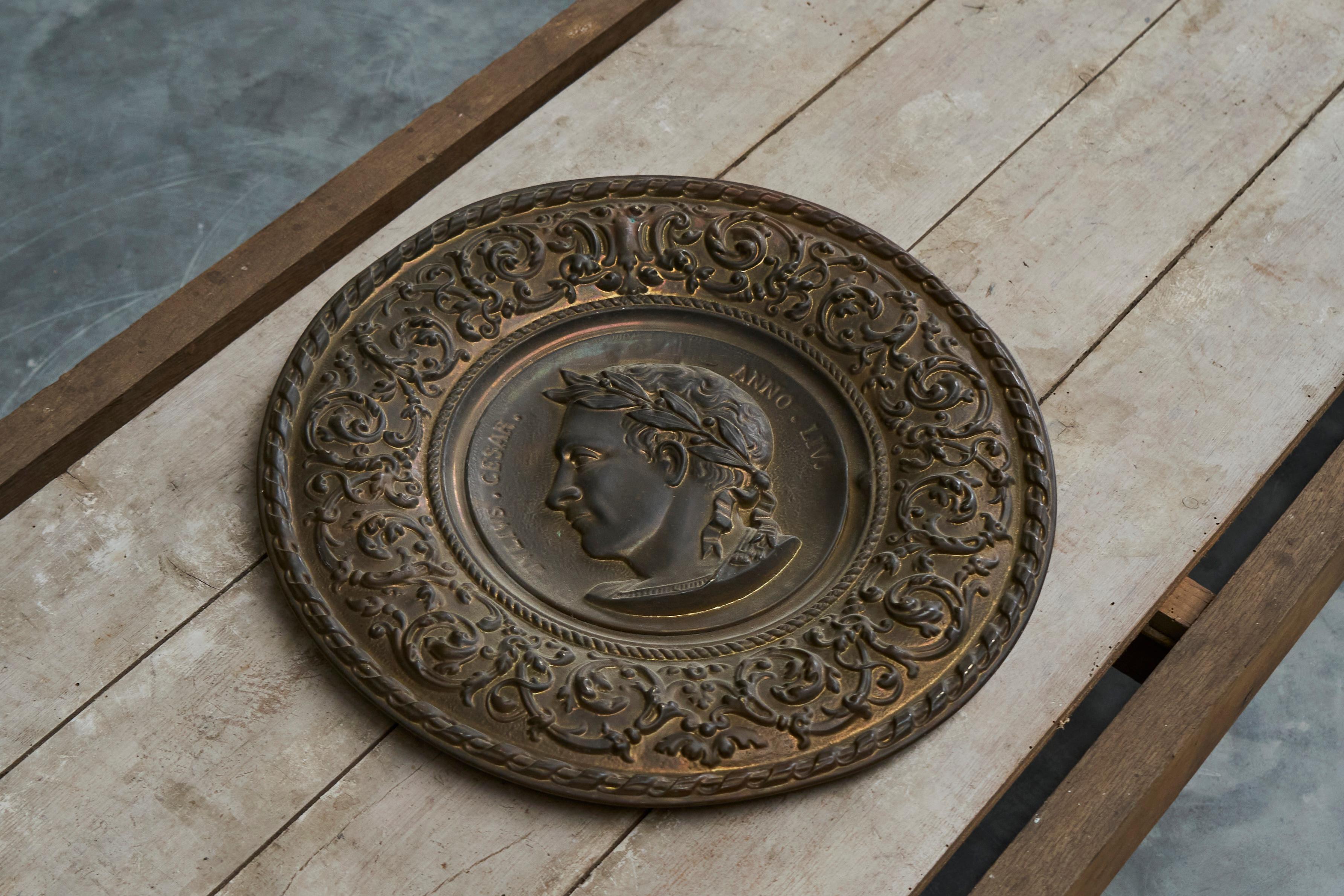 Julius Caesar Neoklassisches Repoussé aus patiniertem Kupfer 19. (19. Jahrhundert) im Angebot