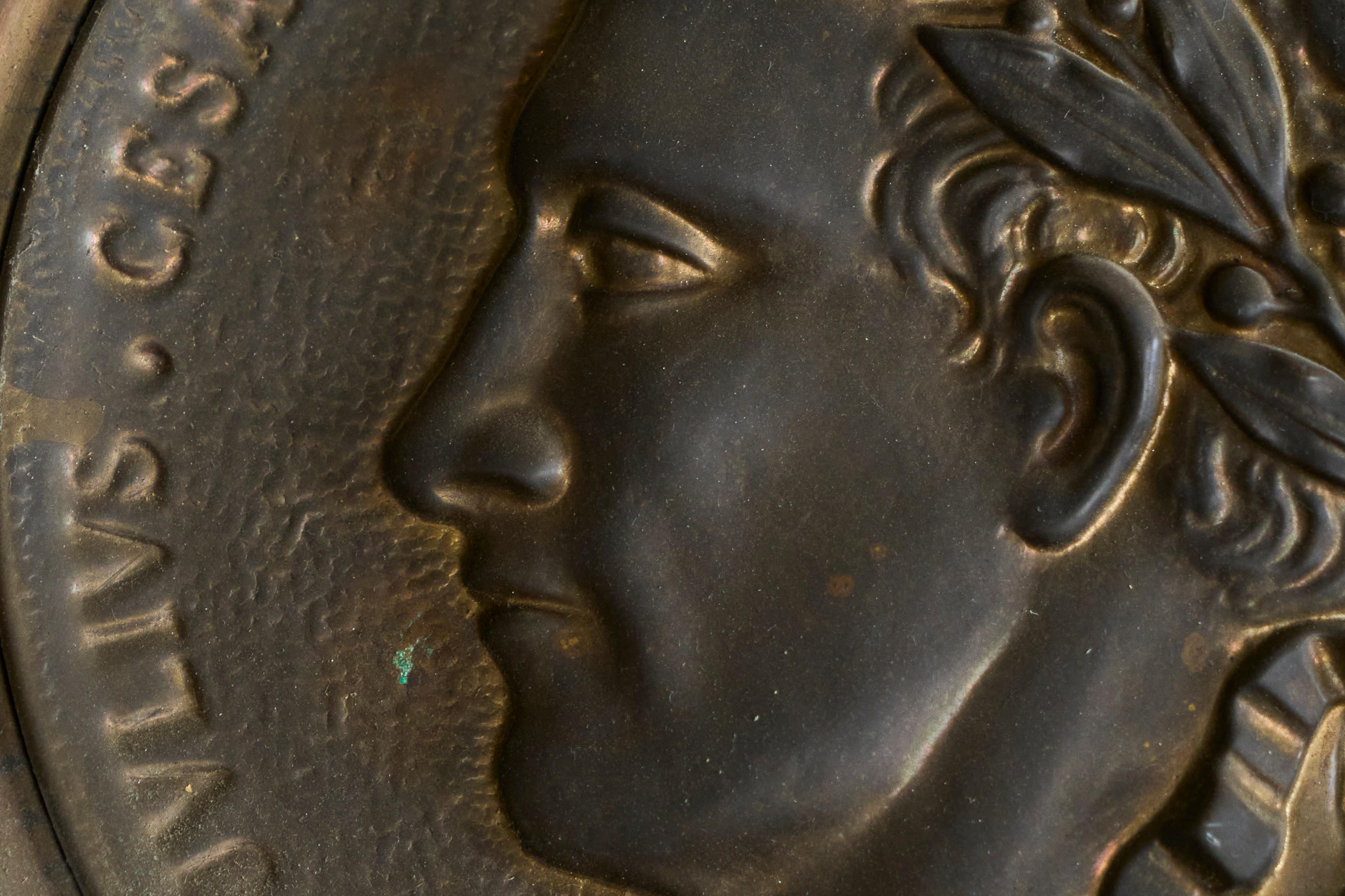 Julius Caesar Neoklassisches Repoussé aus patiniertem Kupfer 19. im Angebot 2