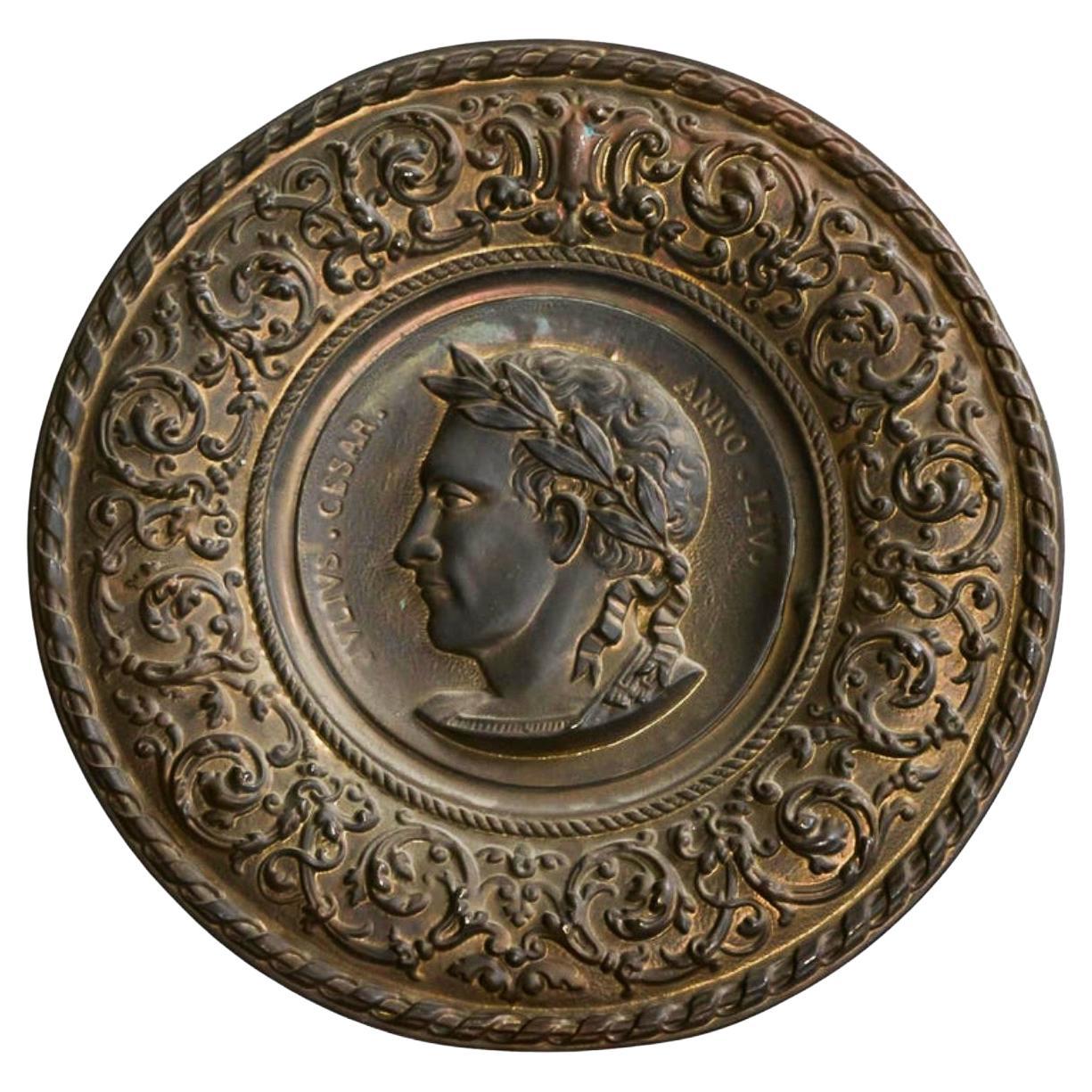 Jules César Néoclassique Repoussé en cuivre patiné 19ème siècle