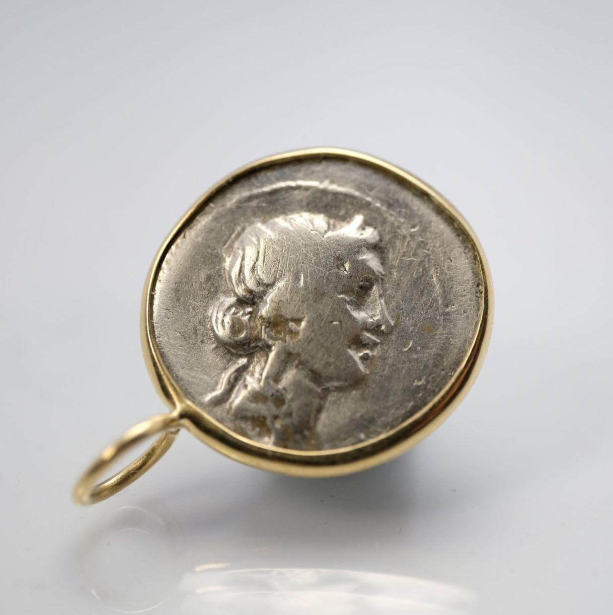 Una de las monedas antiguas más interesantes que he tenido. 

Julio César, denario de plata

Anverso: cabeza diademada de Venus a la derecha
Reverso : CAESAR - Eneas avanzando hacia la izquierda, sosteniendo un paladio y llevando a Anquises al