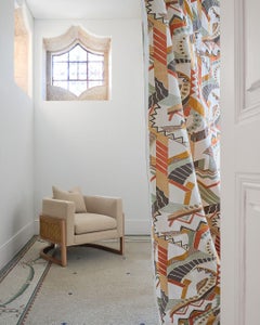 Julius Caned Armchair, Sitz aus weißem Gobi-Stoff, Eiche Natur gekälkt, Rohrgestell