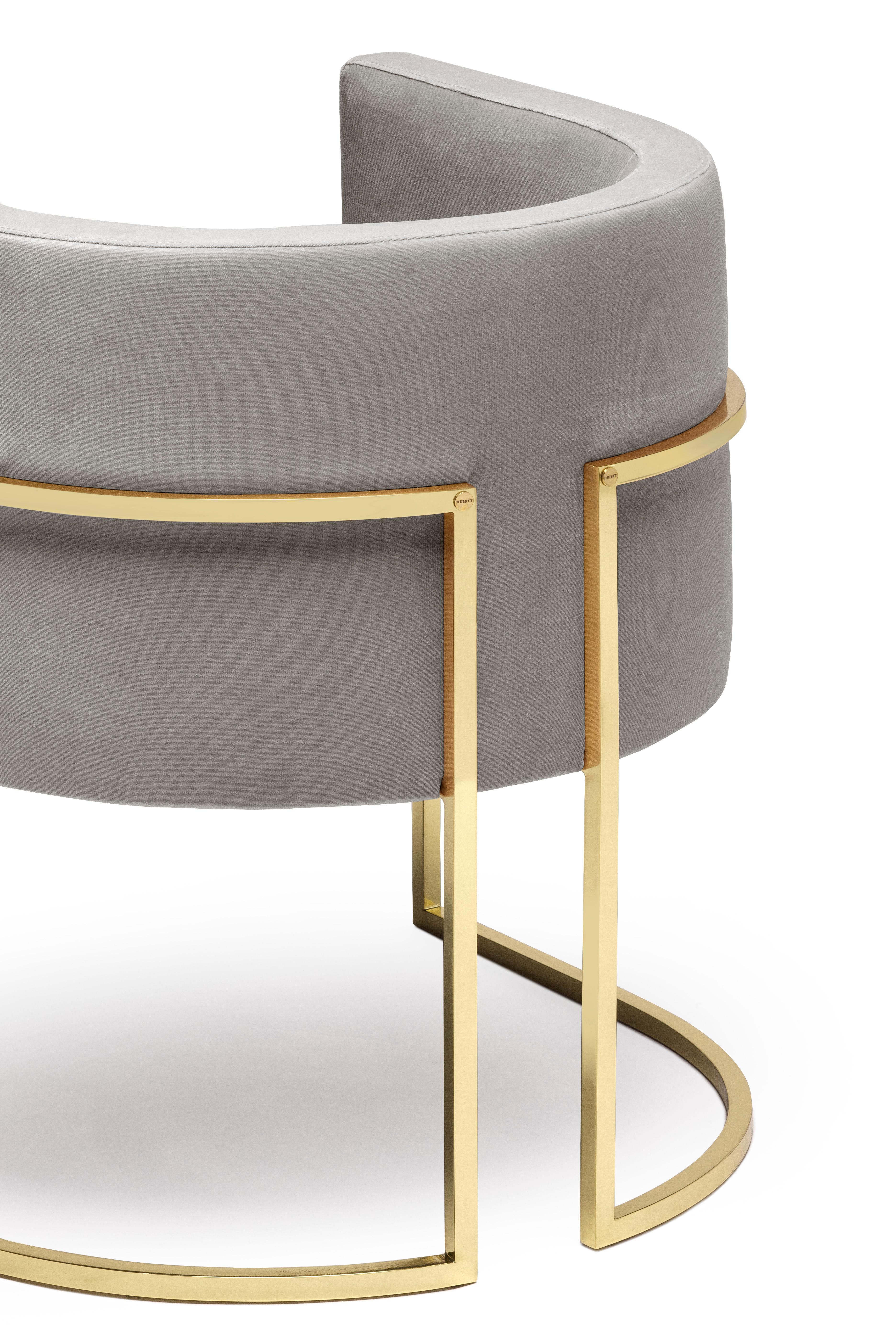 Chaise Julius, en laiton poli, fabriquée à la main au Portugal par Duistt.

La chaise JULIUS est une pièce de luxe intemporelle et discrète, construite avec des matériaux nobles tels que le laiton poli et le velours de coton. Au-delà du fait, qu'il