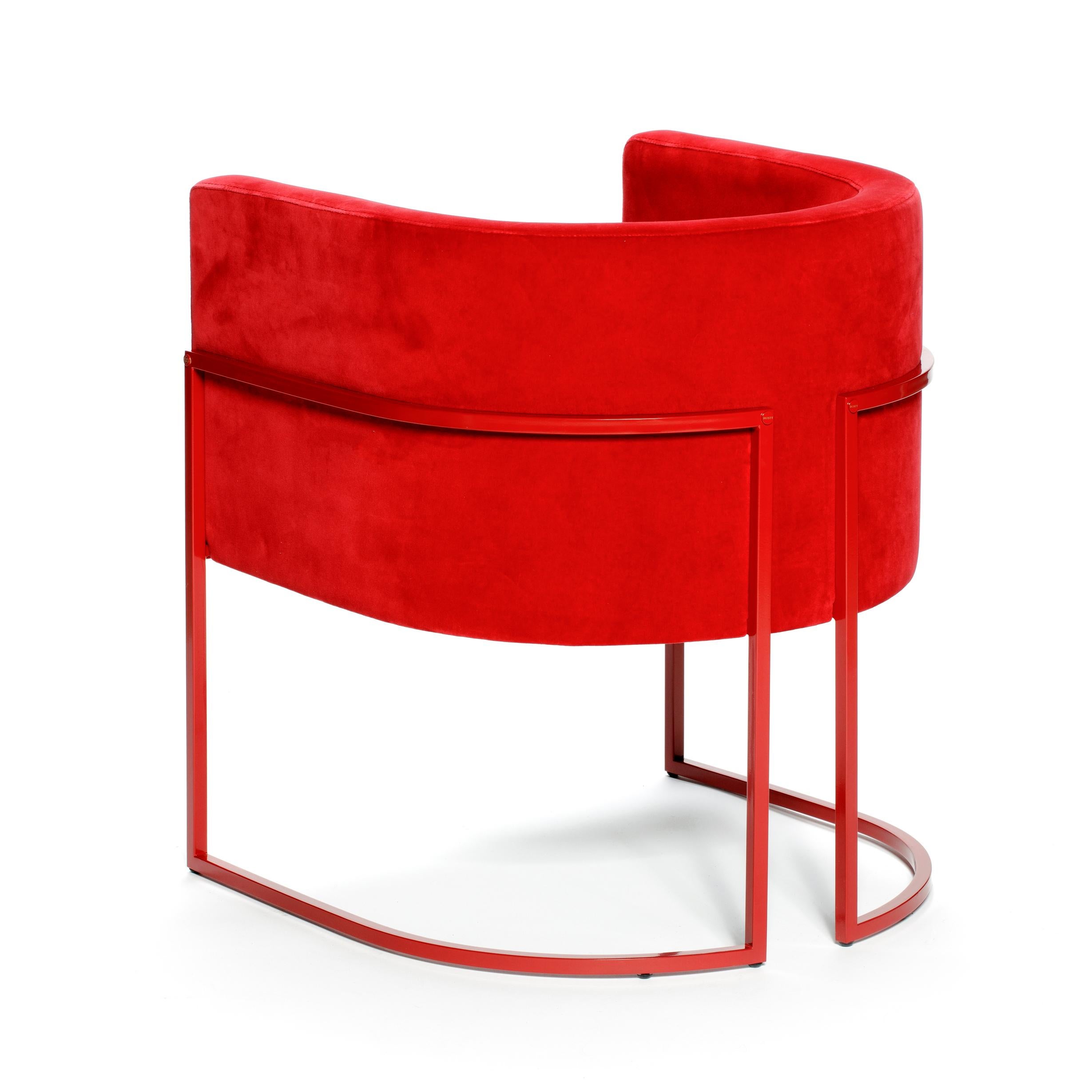 Chaise Julius, en fer laqué velours rouge, fabriquée à la main au Portugal par Duistt.

La chaise JULIUS est une pièce de luxe intemporelle et discrète, construite avec des matériaux nobles tels que le laiton et le velours de coton. Au-delà du fait,