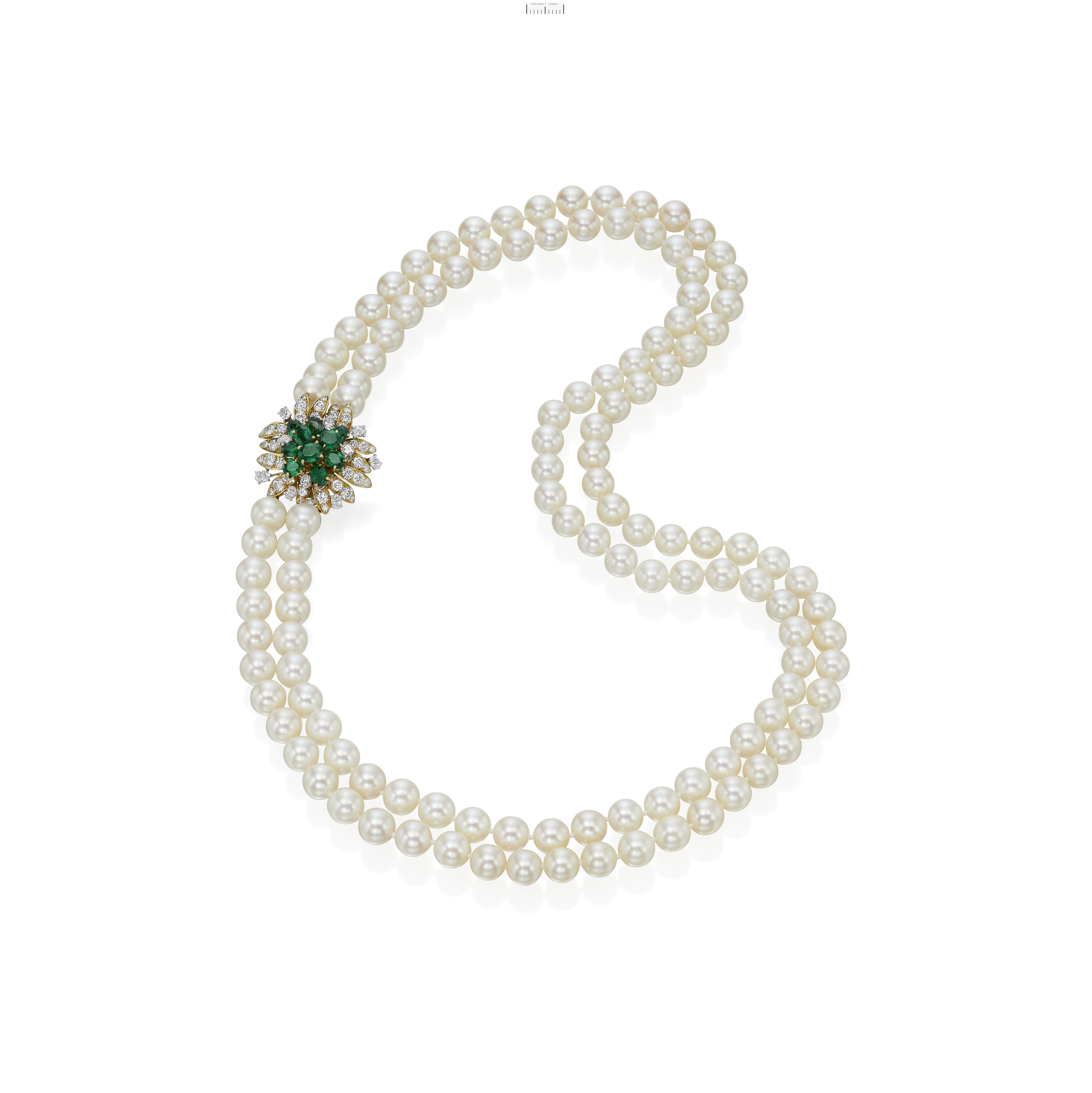 Vom Designer Julius Cohen, ca. 1970er Jahre, 18 Karat Gelb- und Weißgold, Perlenstrang, Edelsteinkette. Dieses Collier besteht aus zwei Strängen mit 121 Perlen, 63 Perlen auf dem äußeren und 58 Perlen auf dem inneren Strang. Darüber hinaus ein