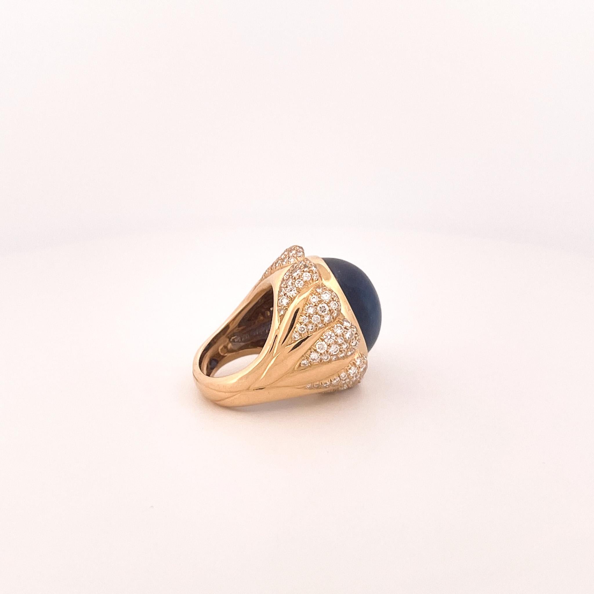 Julius Cohen 1980s 18k Yellow Gold Blue Sapphire & Diamond Cocktail Ring For Sale 2