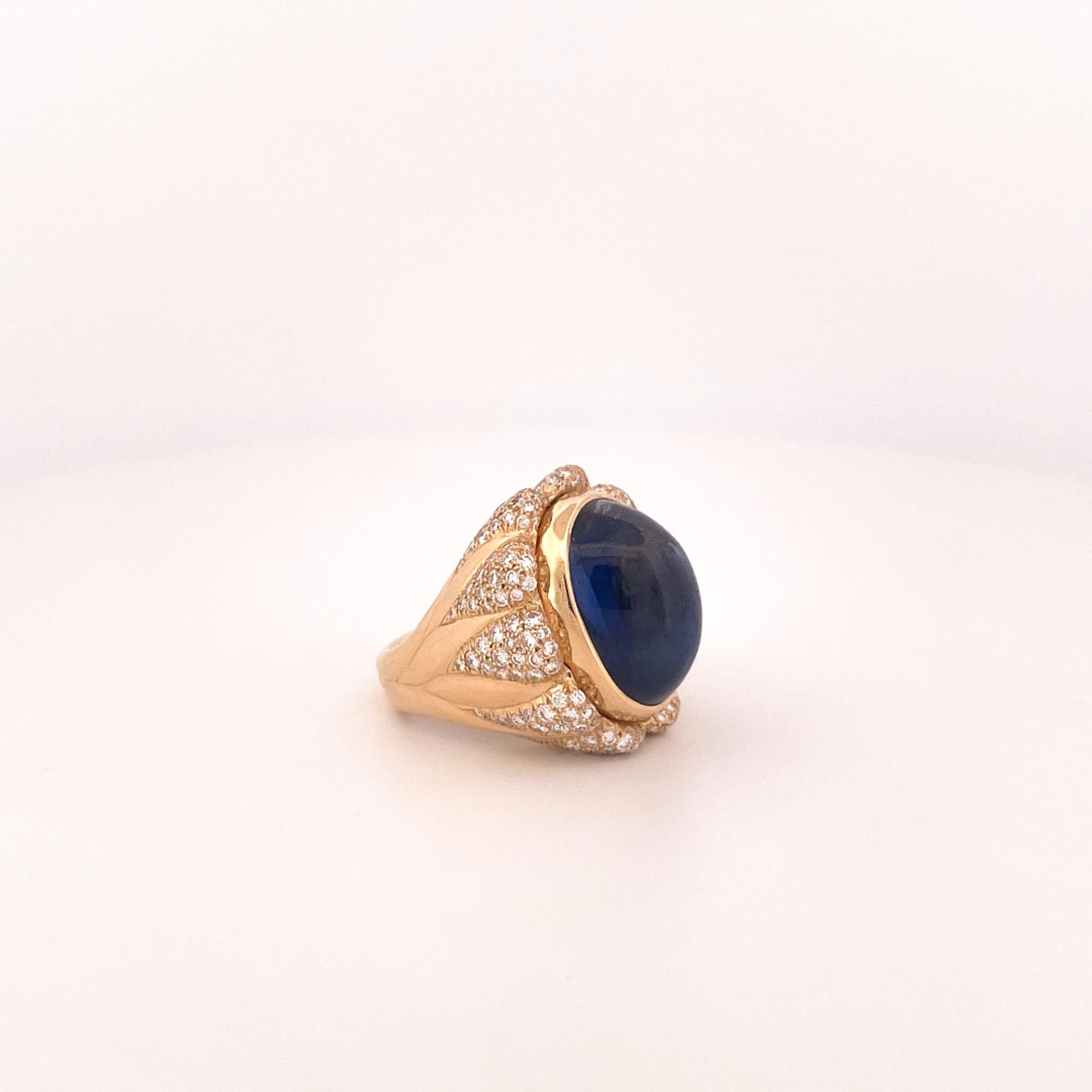 Julius Cohen 1980er Jahre Cocktail-Ring aus 18 Karat Gelbgold mit blauem Saphir und Diamant im Angebot 3