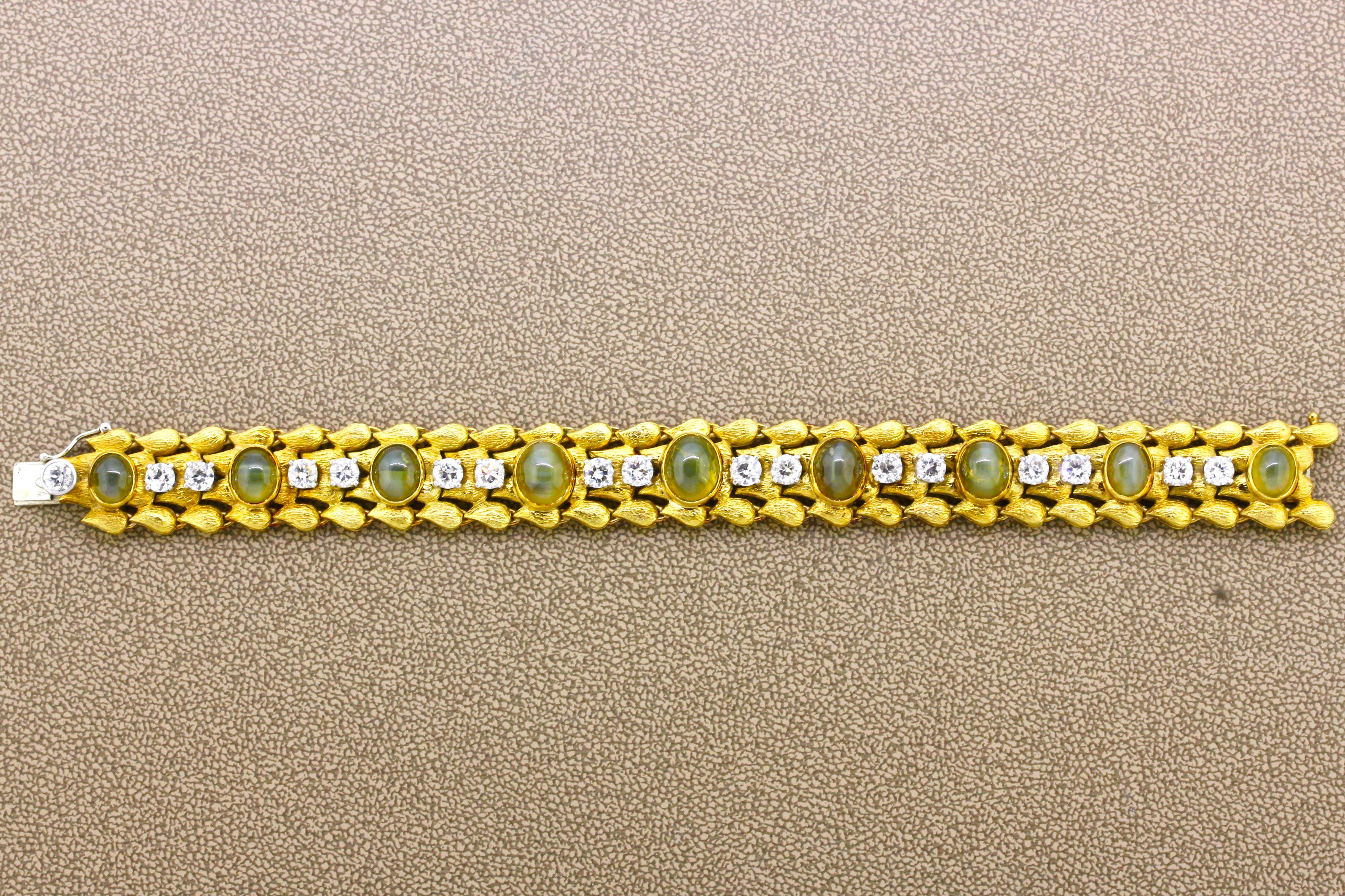 Goldarmband mit Katzenaugen-Chrysoberyll und Diamanten von Julius Cohen (Cabochon) im Angebot