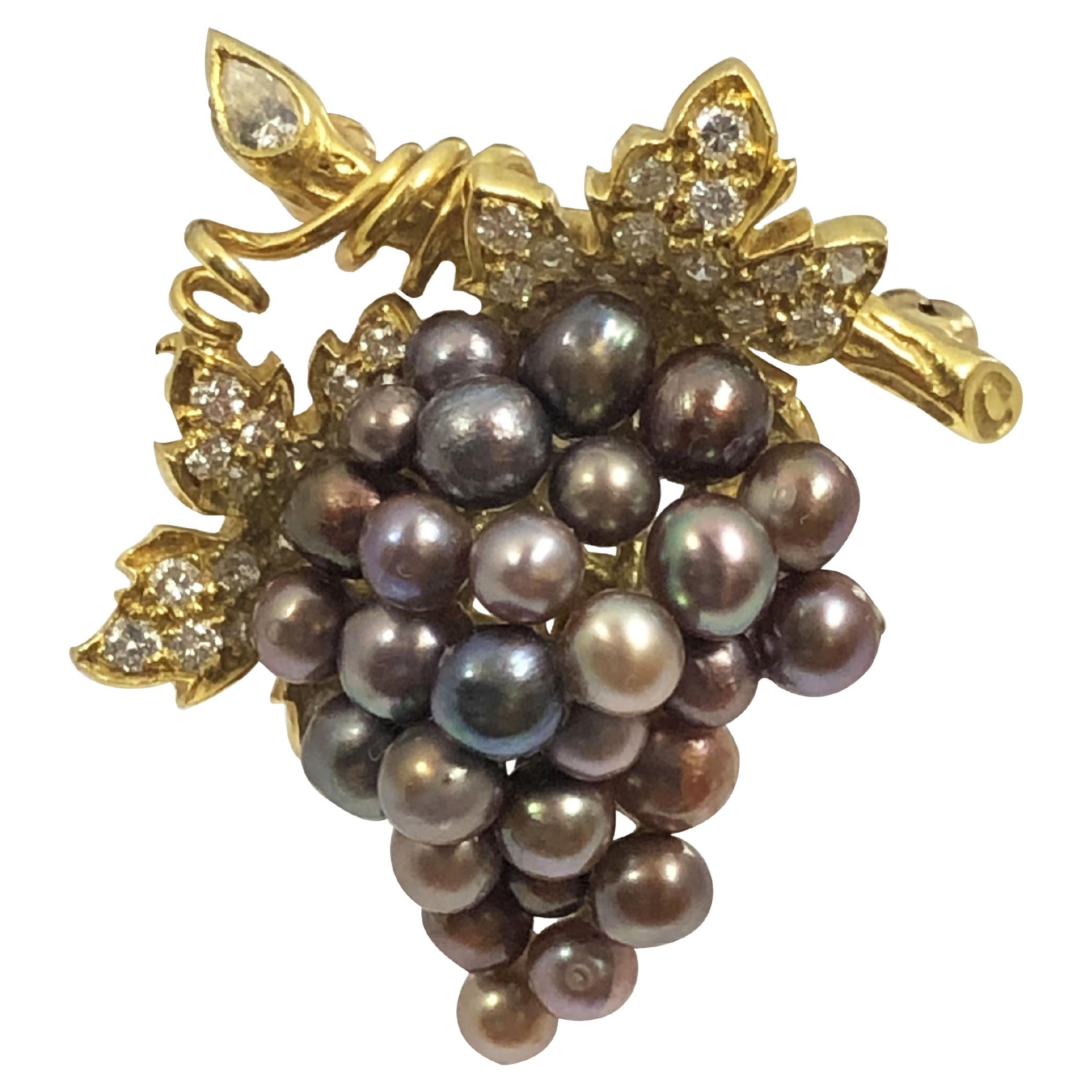 Spilla a grappolo con perle e diamanti in oro Julius Cohen