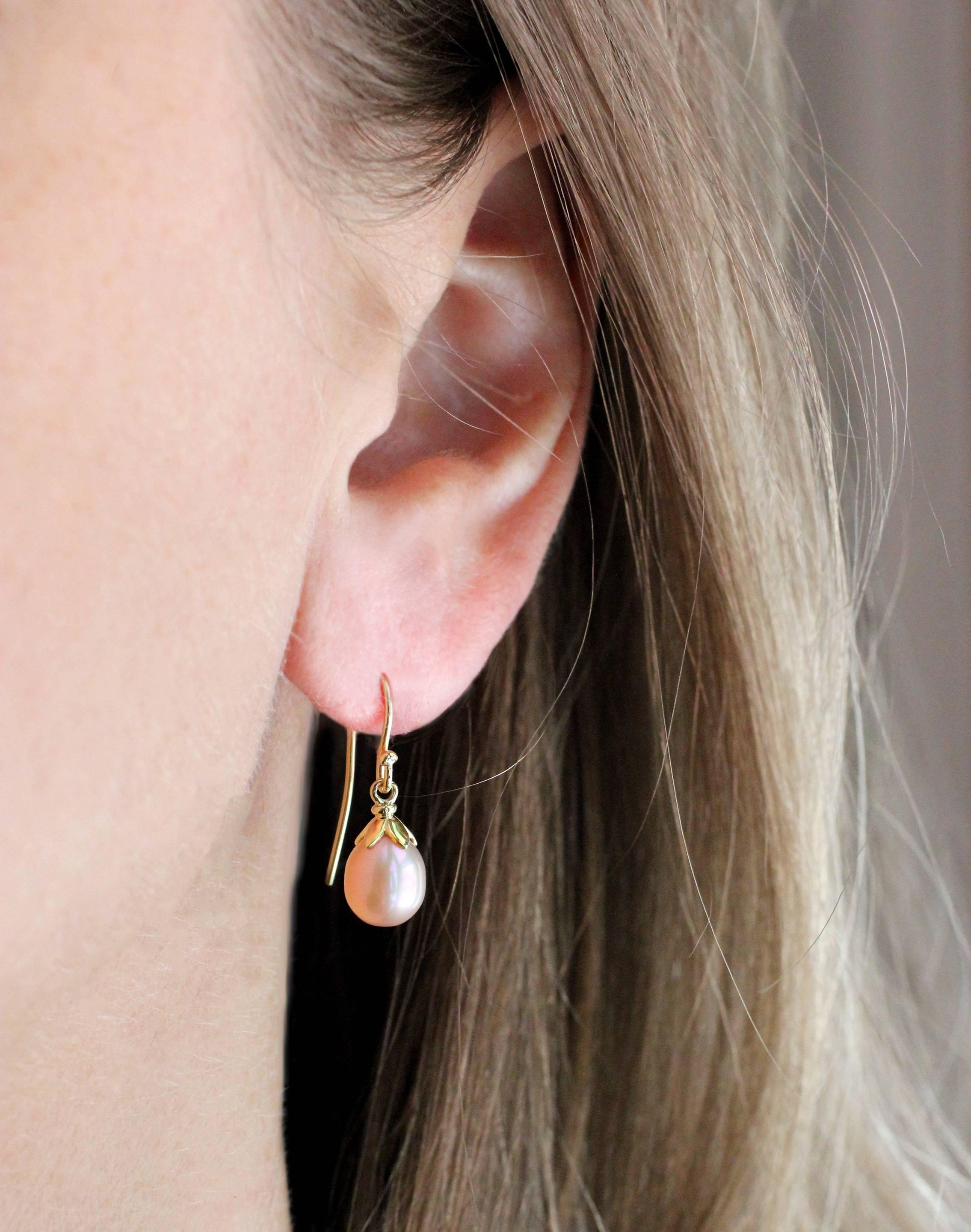 18 Kt Gold Leaf Cap motif, hook-style earrings.  Featuring a pair of beautiful pink freshwater pearls.

Designed and made in-house by Julius Cohen New York.
