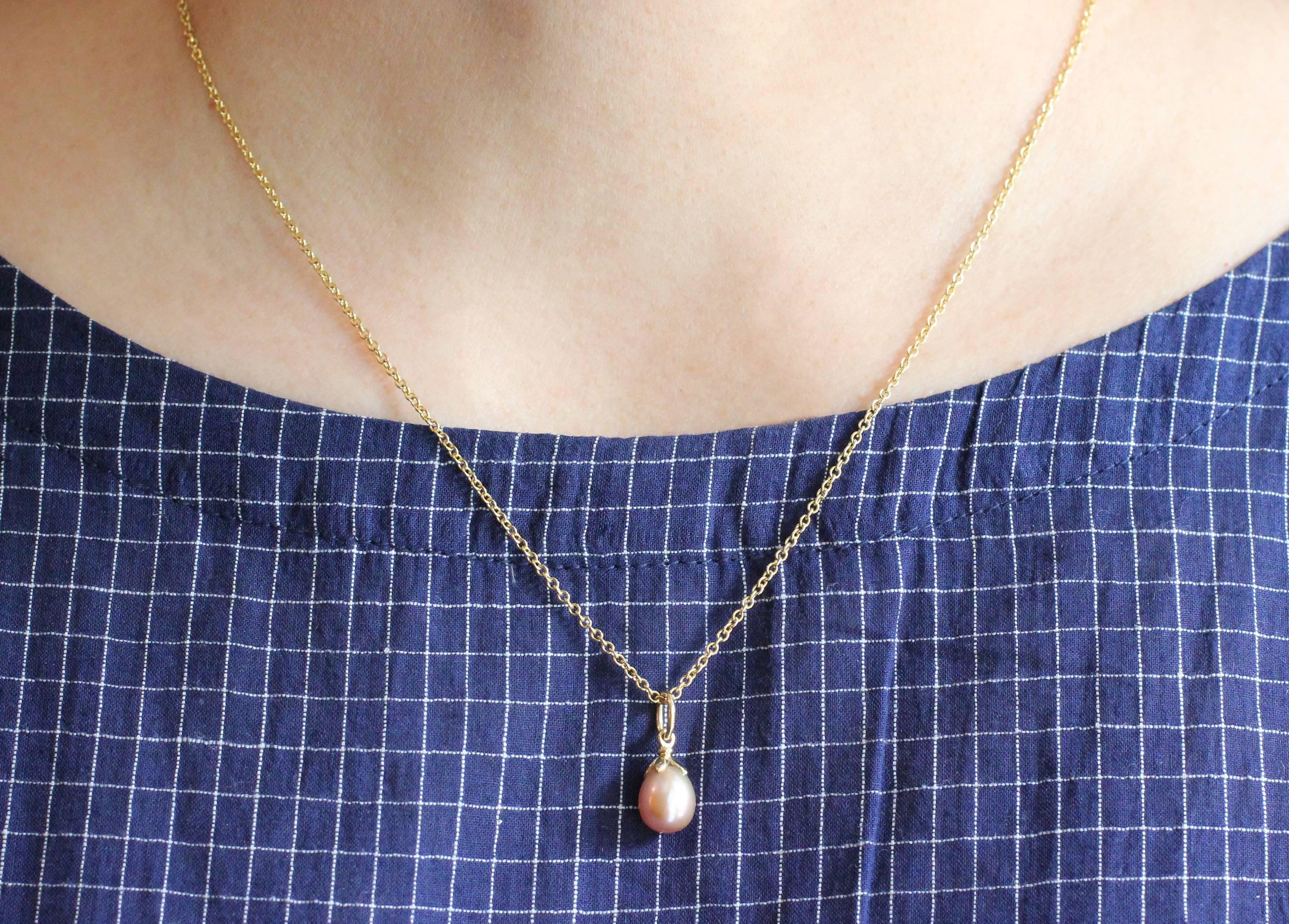 Made in 18 Kt Gold and featuring a beautiful, lustrous pink freshwater pearl pendant.  17