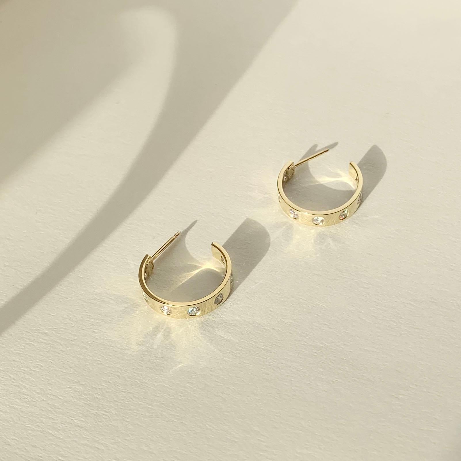 Contemporary Julius Cohen Natural Color Diamond Hoop Earrings in 18 Karat Gold