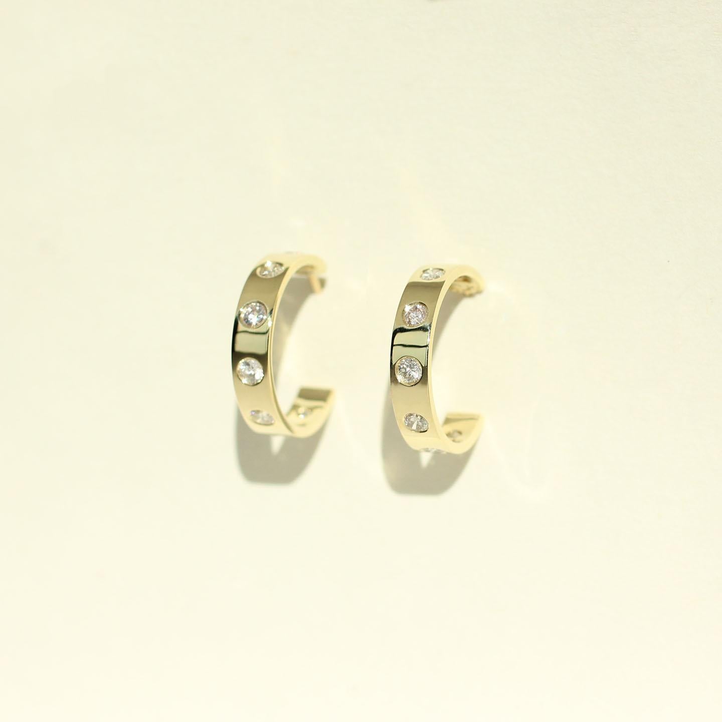 Julius Cohen Natural Color Diamond Hoop Earrings in 18 Karat Gold In New Condition In Brooklyn, NY