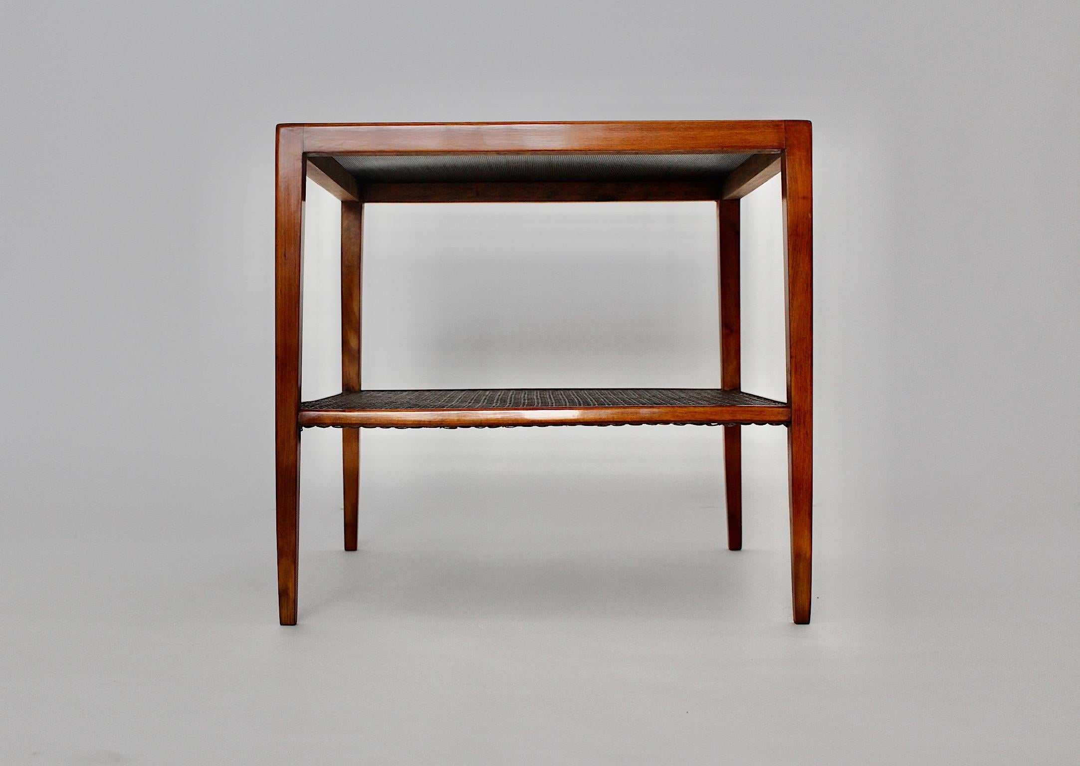 Table basse vintage Art Deco Julius By pour Werkstätte Hagenauer ou 
Table d'appoint en hêtre teinté vers 1935, Vienne.
Très élégante table basse ou table d'appoint à deux niveaux M 6073 de Julius Jirasek pour l'atelier Hagenauer, fabriquée en hêtre