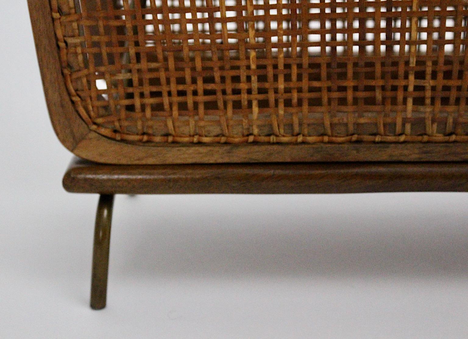 Scaffale per riviste in ottone e noce d'epoca in stile metà secolo moderno di Julius Jirasek 1950 in vendita 4