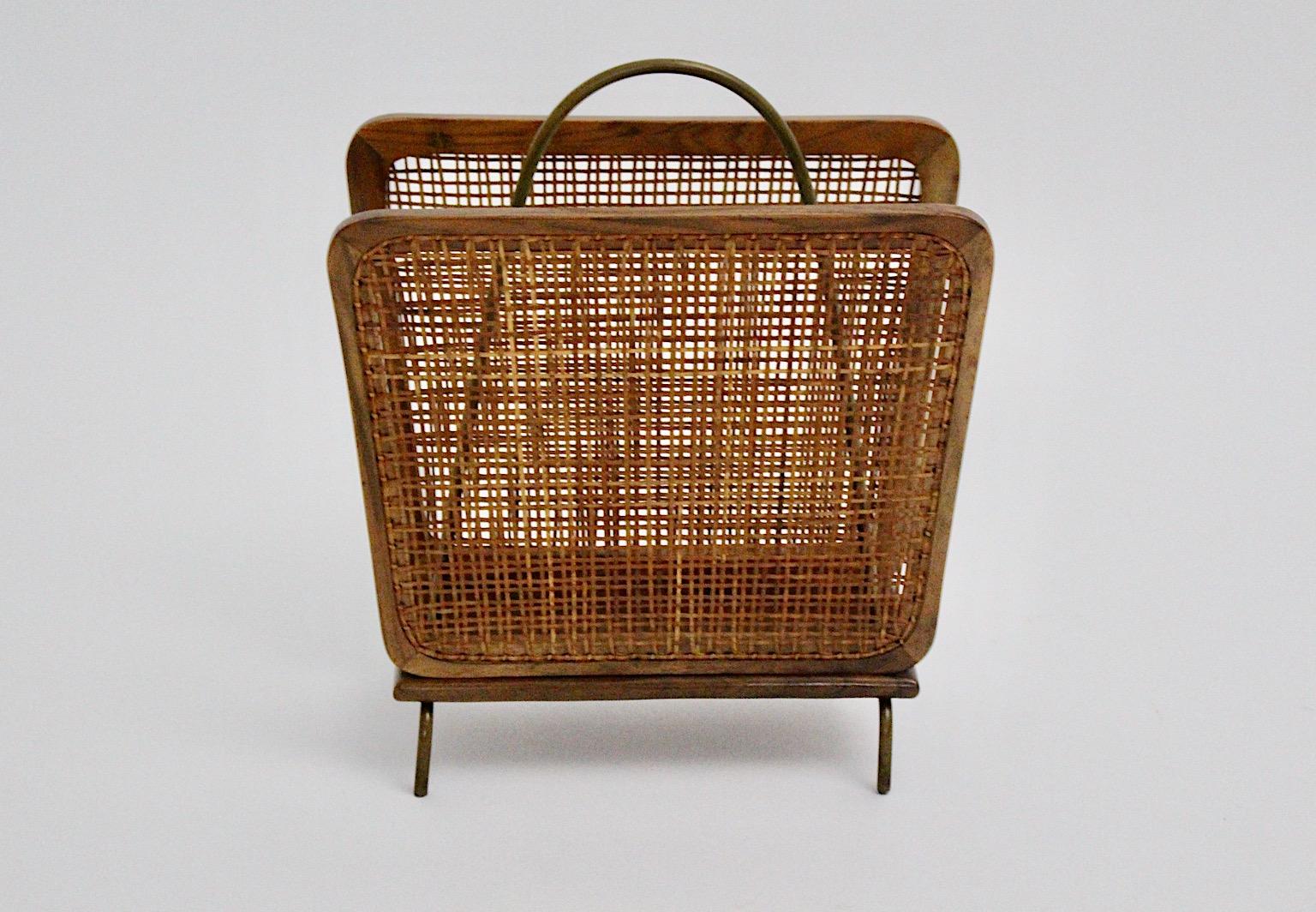 Un portariviste o portagiornali d'epoca in noce massiccio e ottone in stile Mid-Century Modern di Julius Jirasek, progettato e prodotto in Austria negli anni '50.
La splendida struttura in noce massiccio con bordi delicatamente curvi è completata