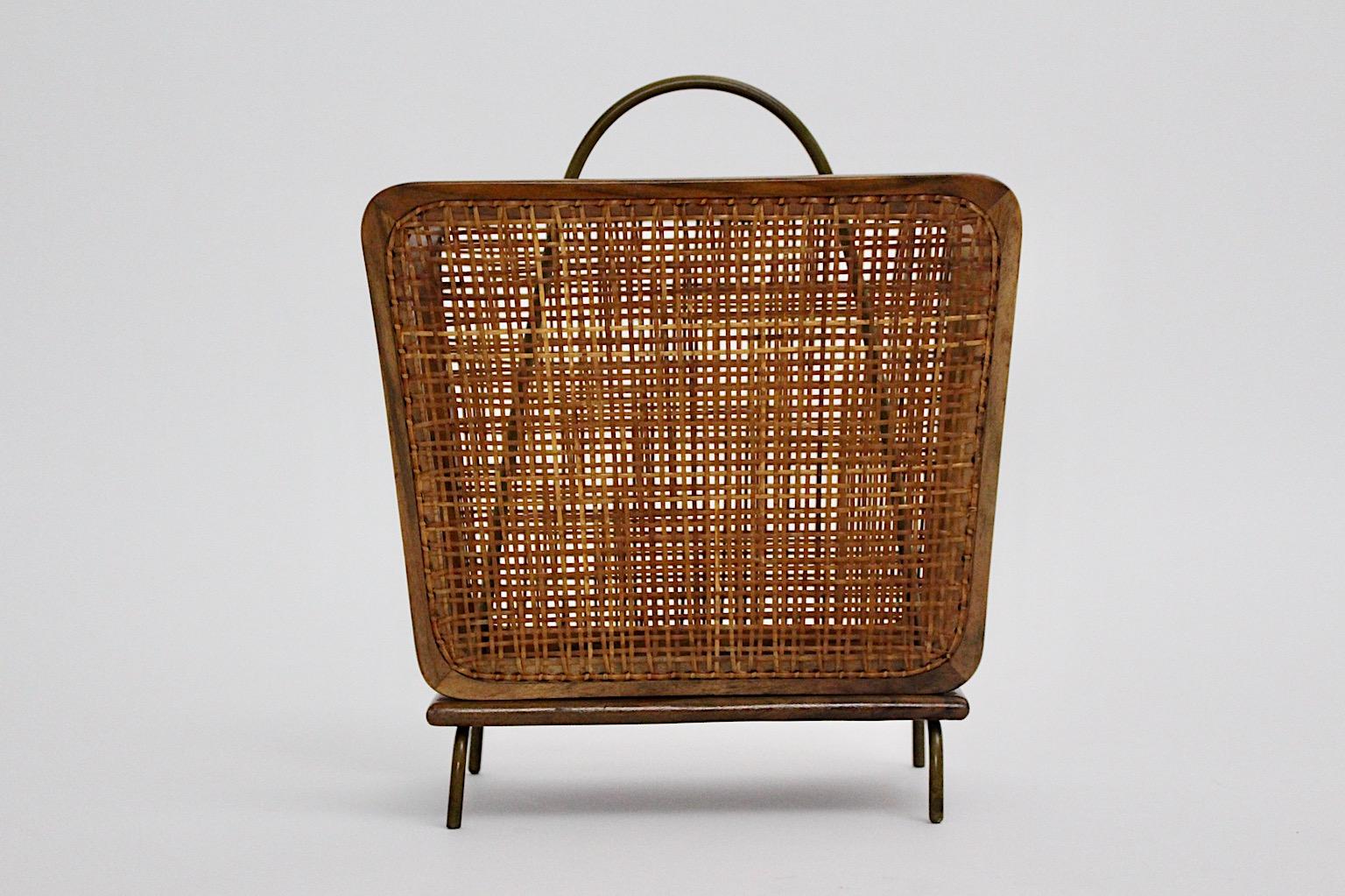 Mid-Century moderno Scaffale per riviste in ottone e noce d'epoca in stile metà secolo moderno di Julius Jirasek 1950 in vendita