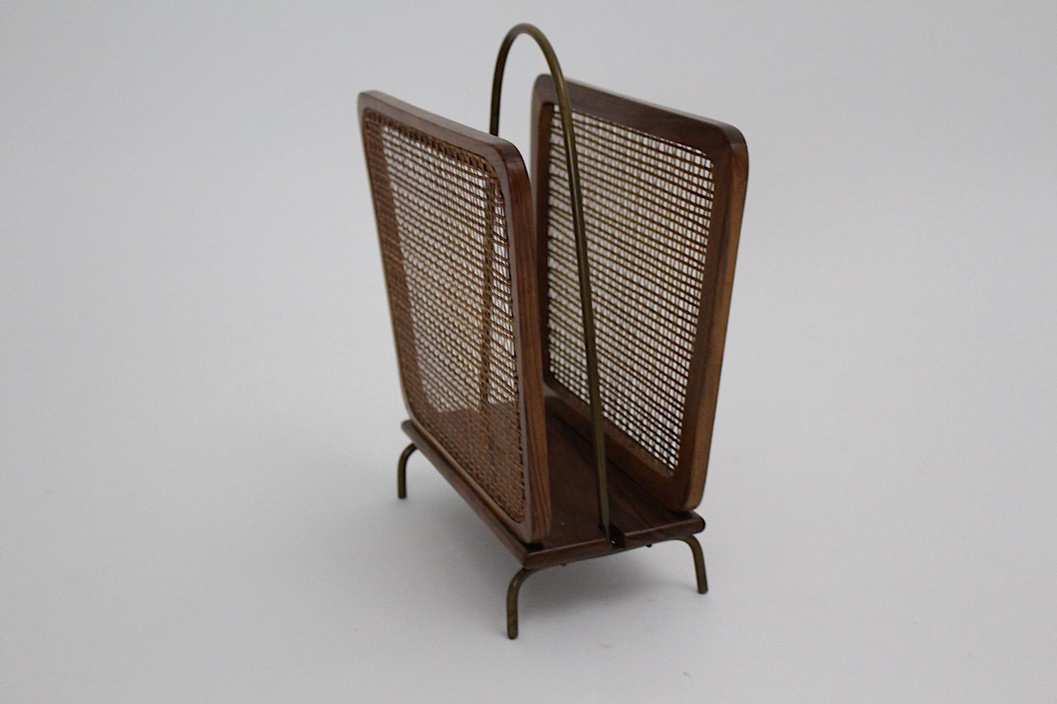 Austriaco Scaffale per riviste in ottone e noce d'epoca in stile metà secolo moderno di Julius Jirasek 1950 in vendita