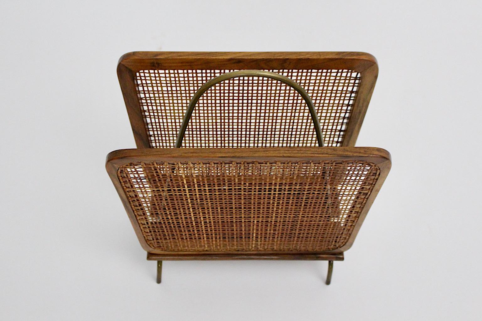 Scaffale per riviste in ottone e noce d'epoca in stile metà secolo moderno di Julius Jirasek 1950 in vendita 1