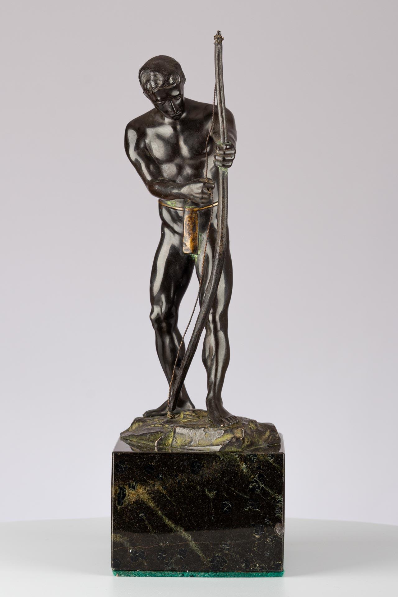 El Arquero - Escultura antigua en bronce de Julius Paul Schmidt-Felling

Dimensiones: Alto x Ancho x Fondo: 32 x 10 x 12 cm

Descripción:
Figura de bronce montada sobre una base cuboide de piedra serpentina.
Sobre un fondo naturalista vemos a un