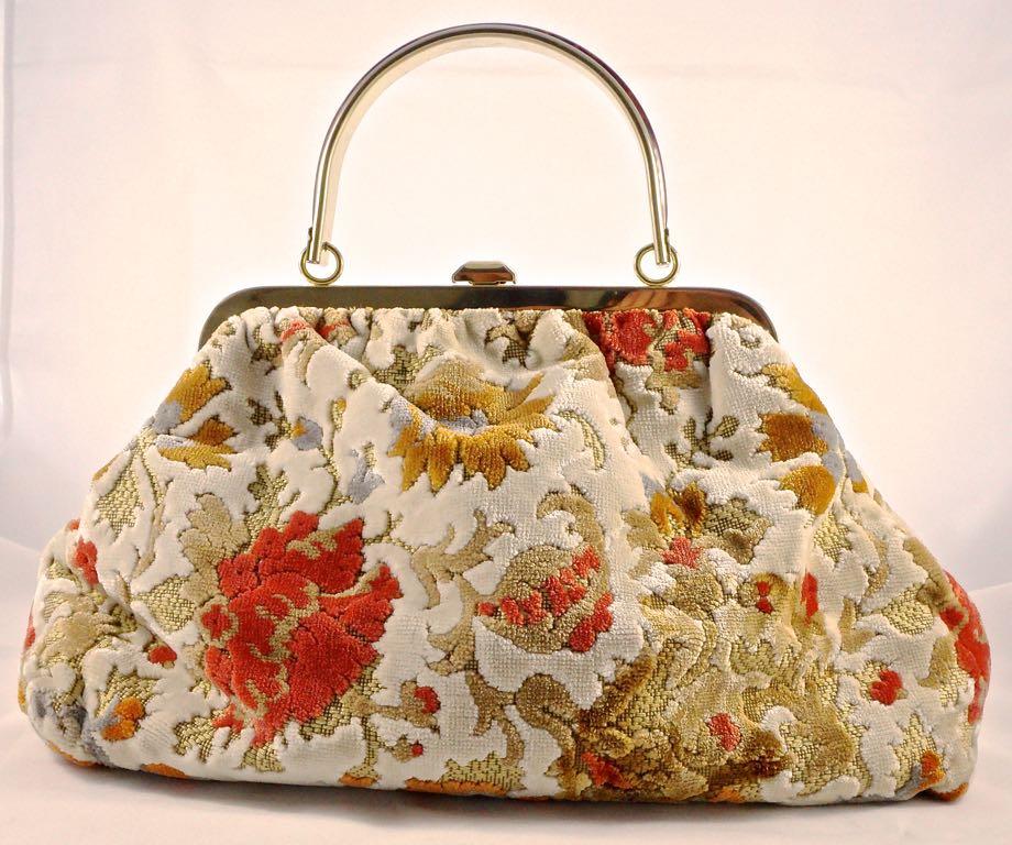 Julius Resnick carpet bag in lovely warm colours on an ivory background, and featuring a stylised floral design. Measuring maximum length 41cm / 16.14 inches at the base, height approximately 25cm / 9.84 inches, and maximum depth approximately 8.5cm