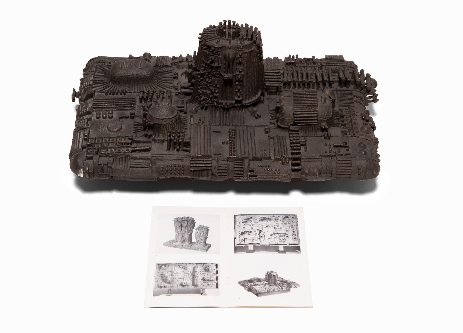 « Untitled », 1963, navire d'avant la guerre spatiale en bronze coulé, signé et daté - Sculpture de Julius Schmidt