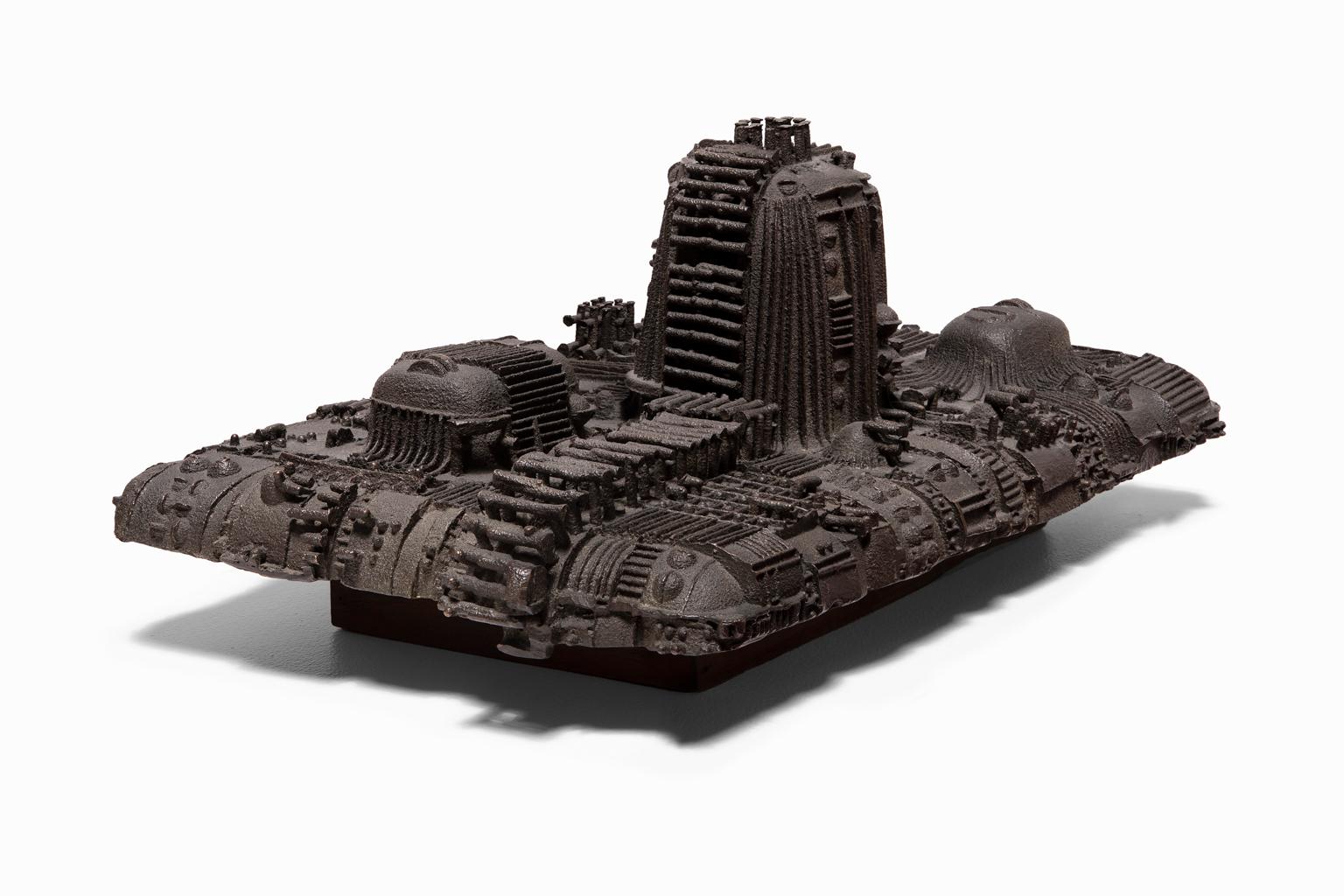 « Untitled », 1963, navire d'avant la guerre spatiale en bronze coulé, signé et daté en vente 1